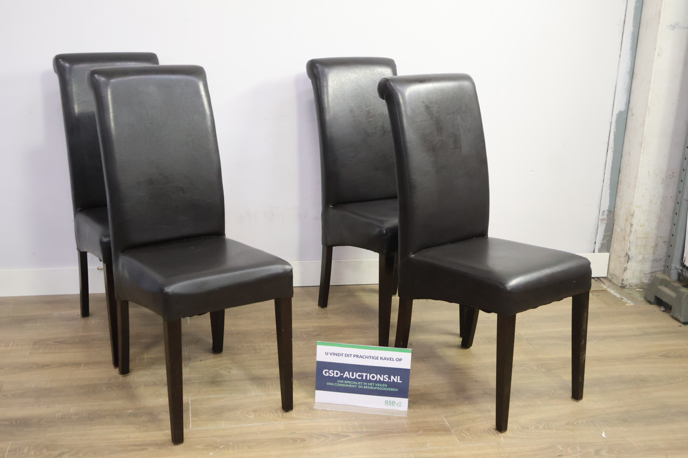 Set van 4 zwarte eetkamerstoelen – foto 2 – kavel bij GSD Auctions, Zoeterwoude