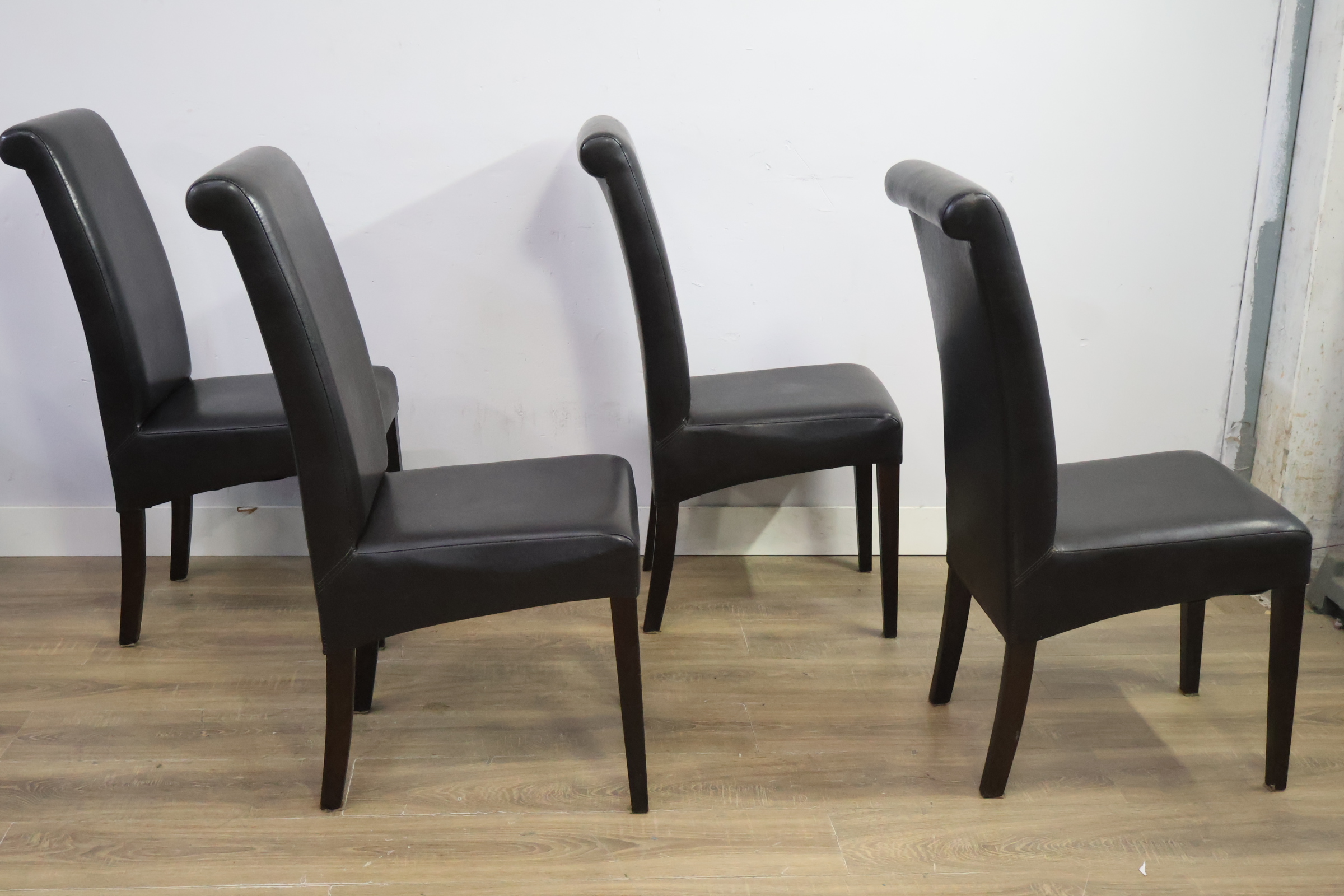 Set van 4 zwarte eetkamerstoelen – foto 4 – kavel bij GSD Auctions, Zoeterwoude