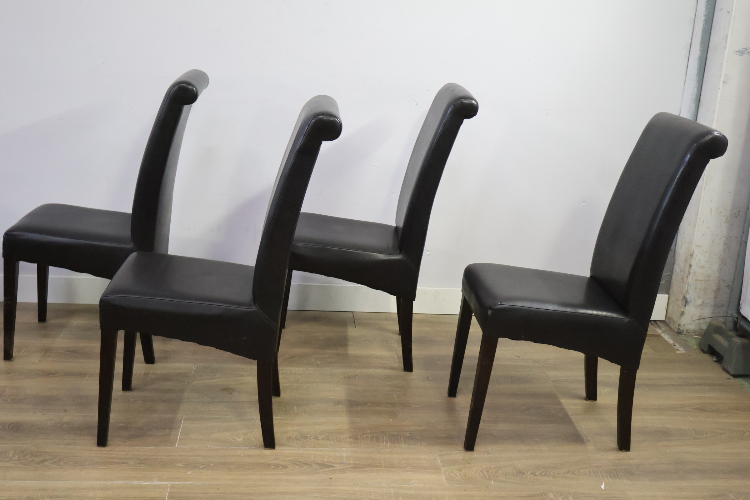 Set van 4 zwarte eetkamerstoelen – foto 7 – kavel bij GSD Auctions, Zoeterwoude