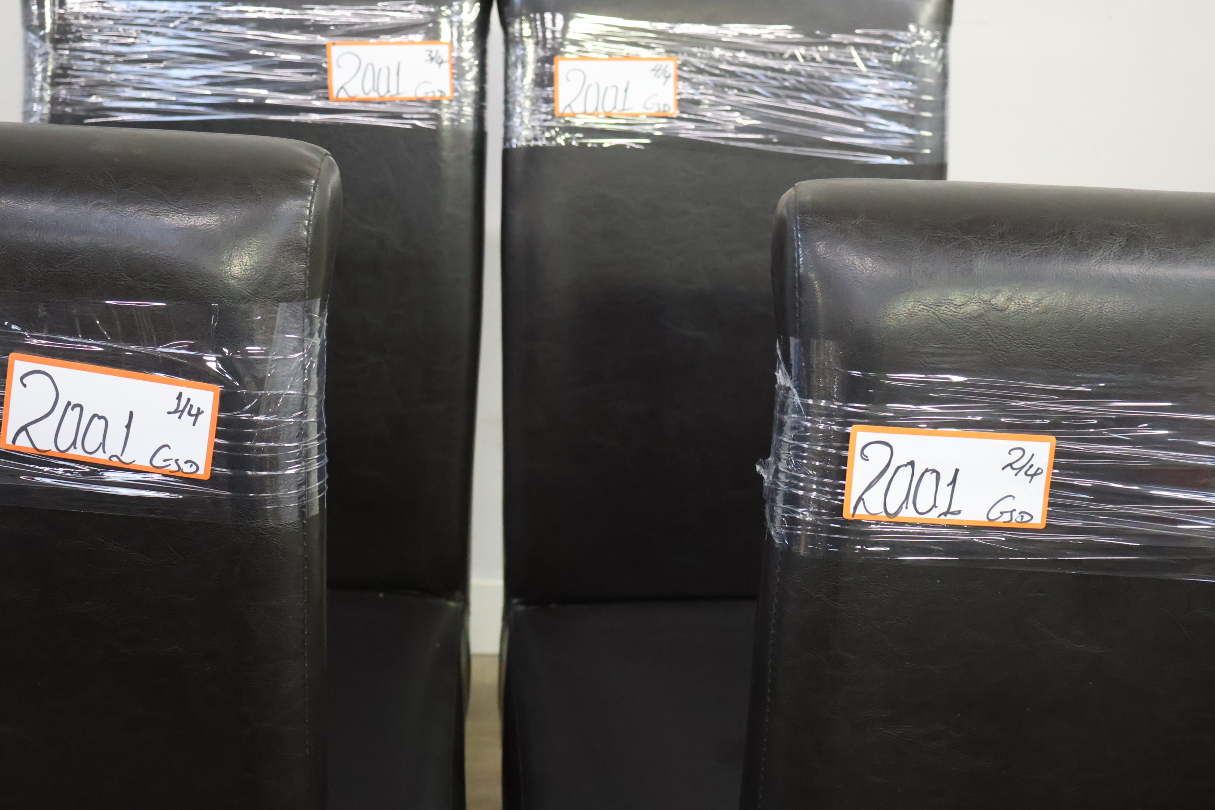 Set van 4 zwarte eetkamerstoelen – foto 18 – kavel bij GSD Auctions, Zoeterwoude