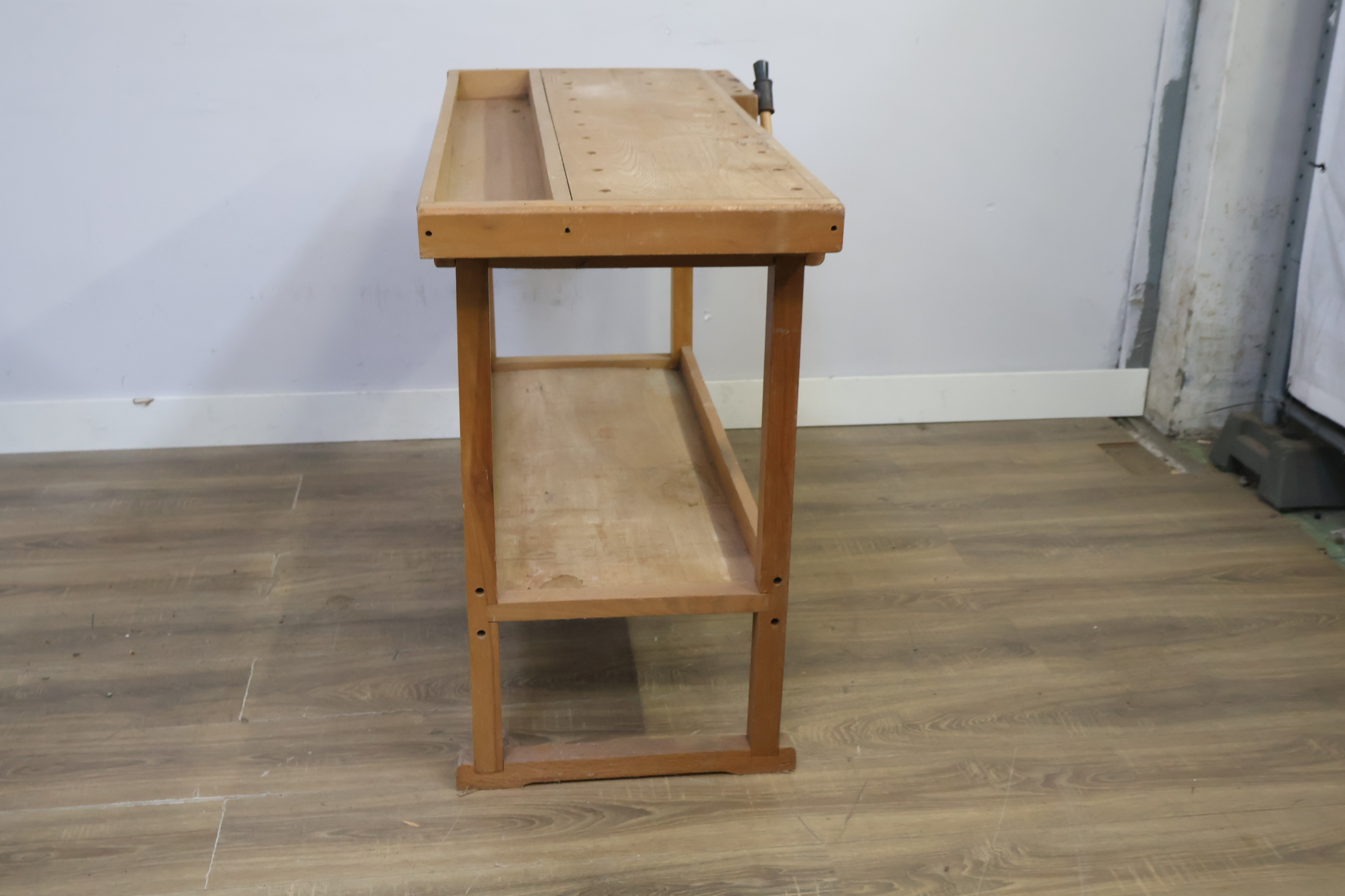Houten werkbank met bankschroef – foto 3 – kavel bij GSD Auctions, Zoeterwoude