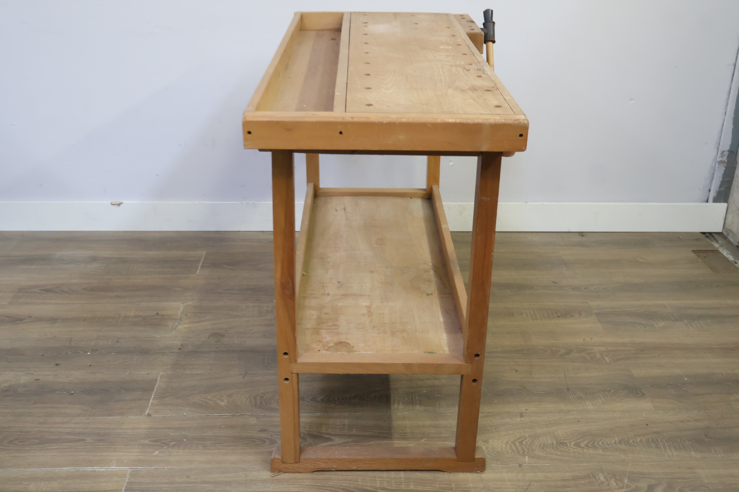Houten werkbank met bankschroef – foto 4 – kavel bij GSD Auctions, Zoeterwoude