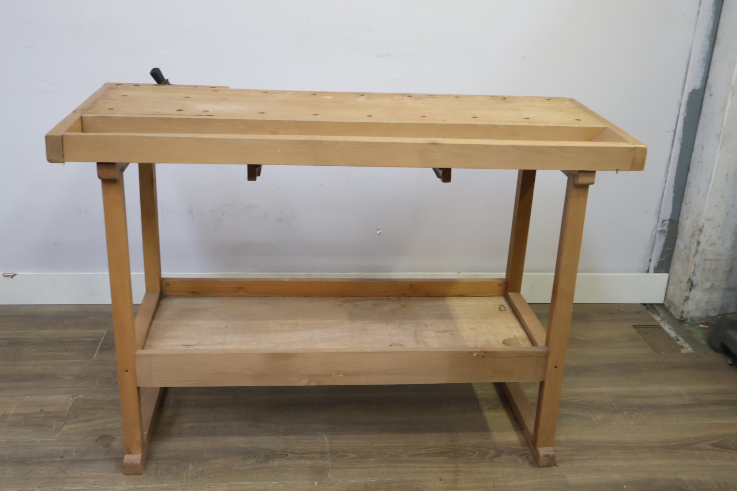Houten werkbank met bankschroef – foto 5 – kavel bij GSD Auctions, Zoeterwoude