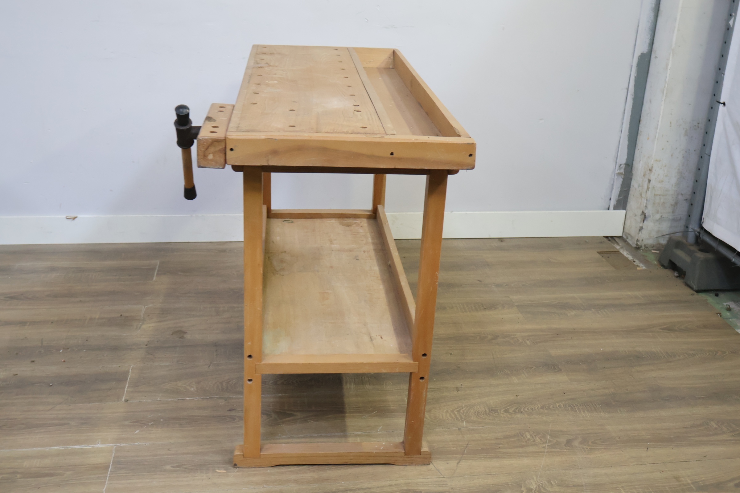 Houten werkbank met bankschroef – foto 7 – kavel bij GSD Auctions, Zoeterwoude