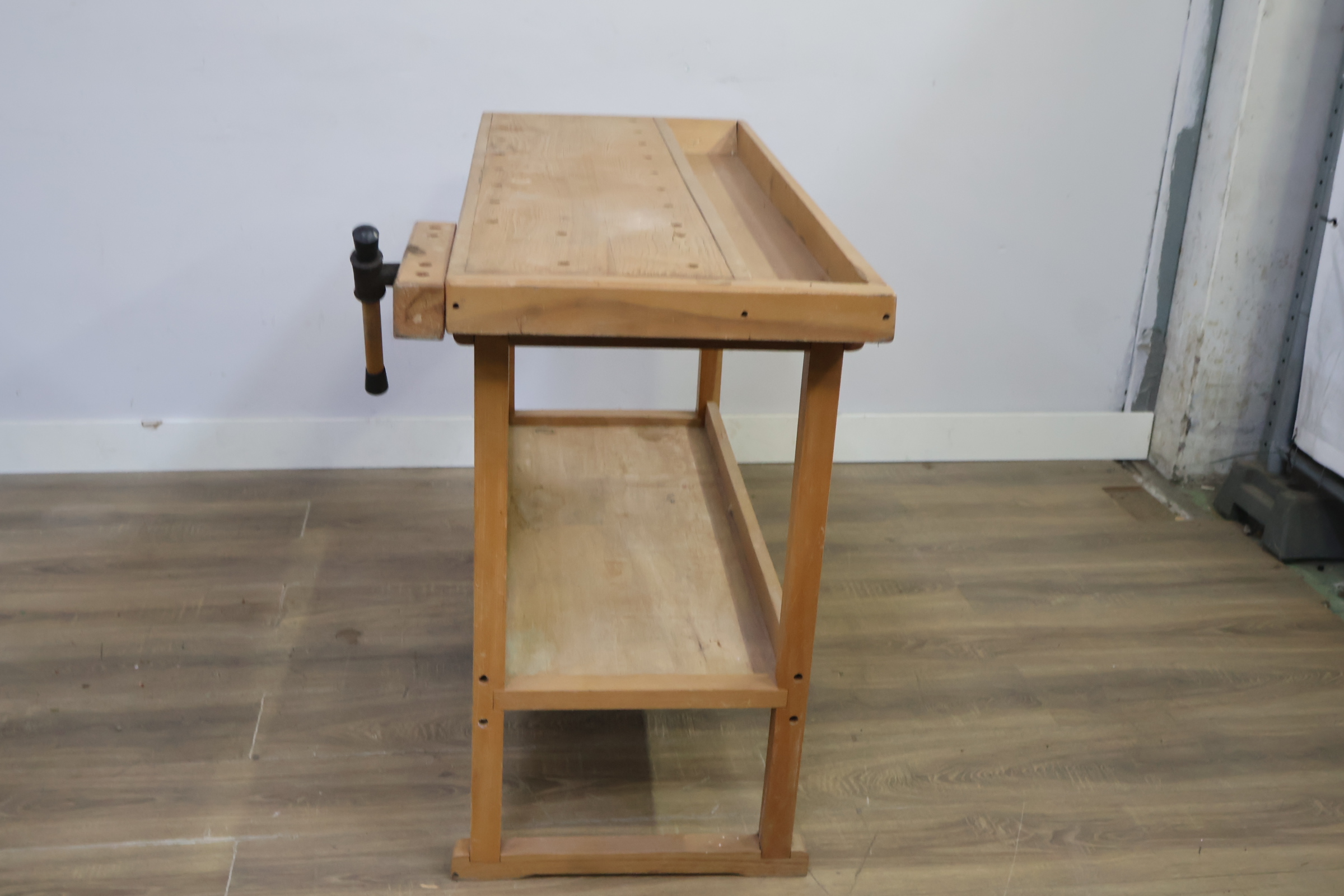 Houten werkbank met bankschroef – foto 8 – kavel bij GSD Auctions, Zoeterwoude