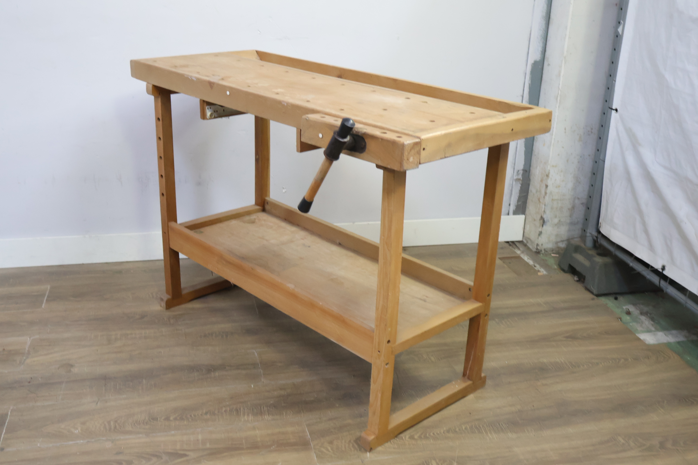 Houten werkbank met bankschroef – foto 9 – kavel bij GSD Auctions, Zoeterwoude