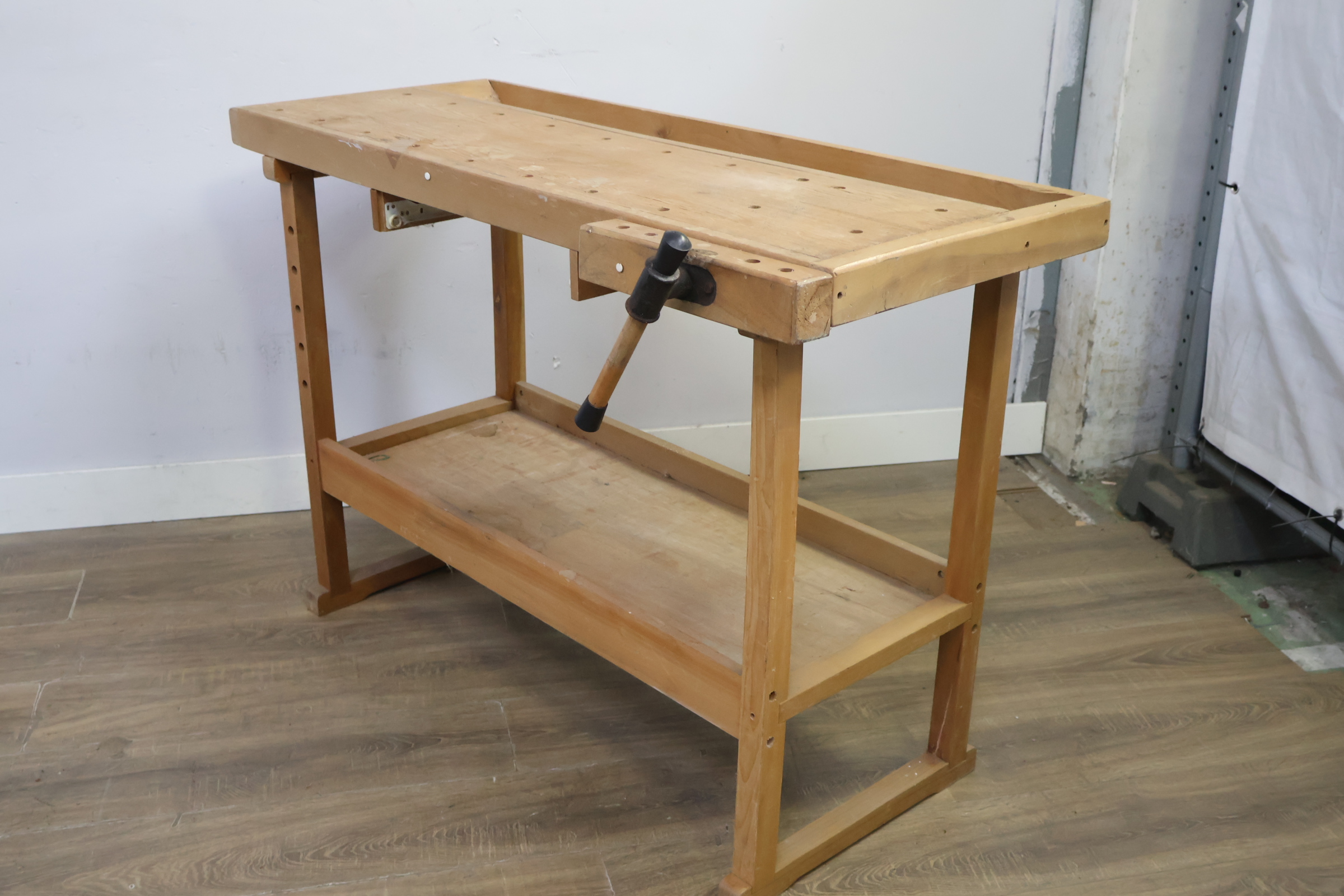 Houten werkbank met bankschroef – foto 10 – kavel bij GSD Auctions, Zoeterwoude