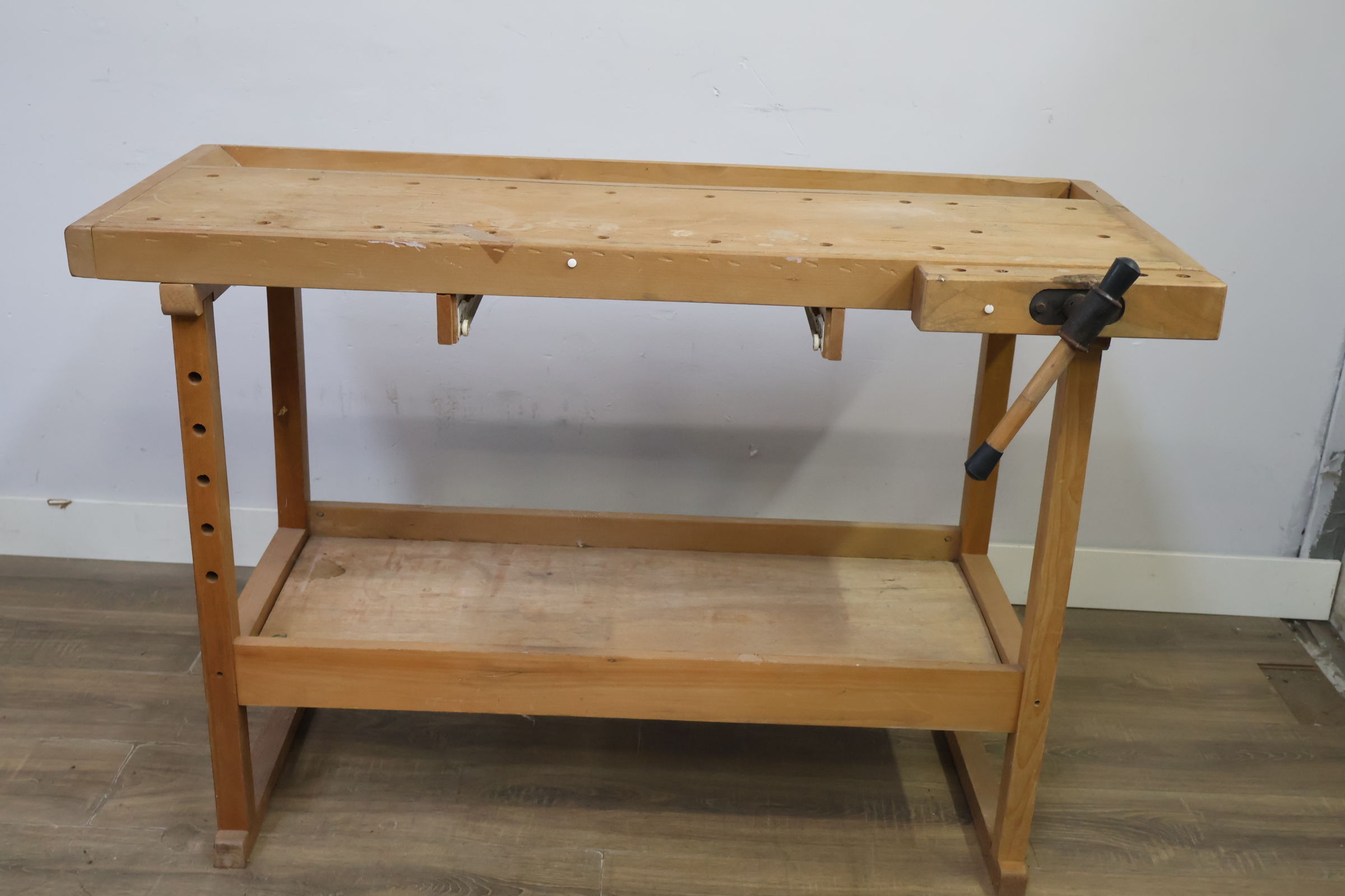 Houten werkbank met bankschroef – foto 11 – kavel bij GSD Auctions, Zoeterwoude