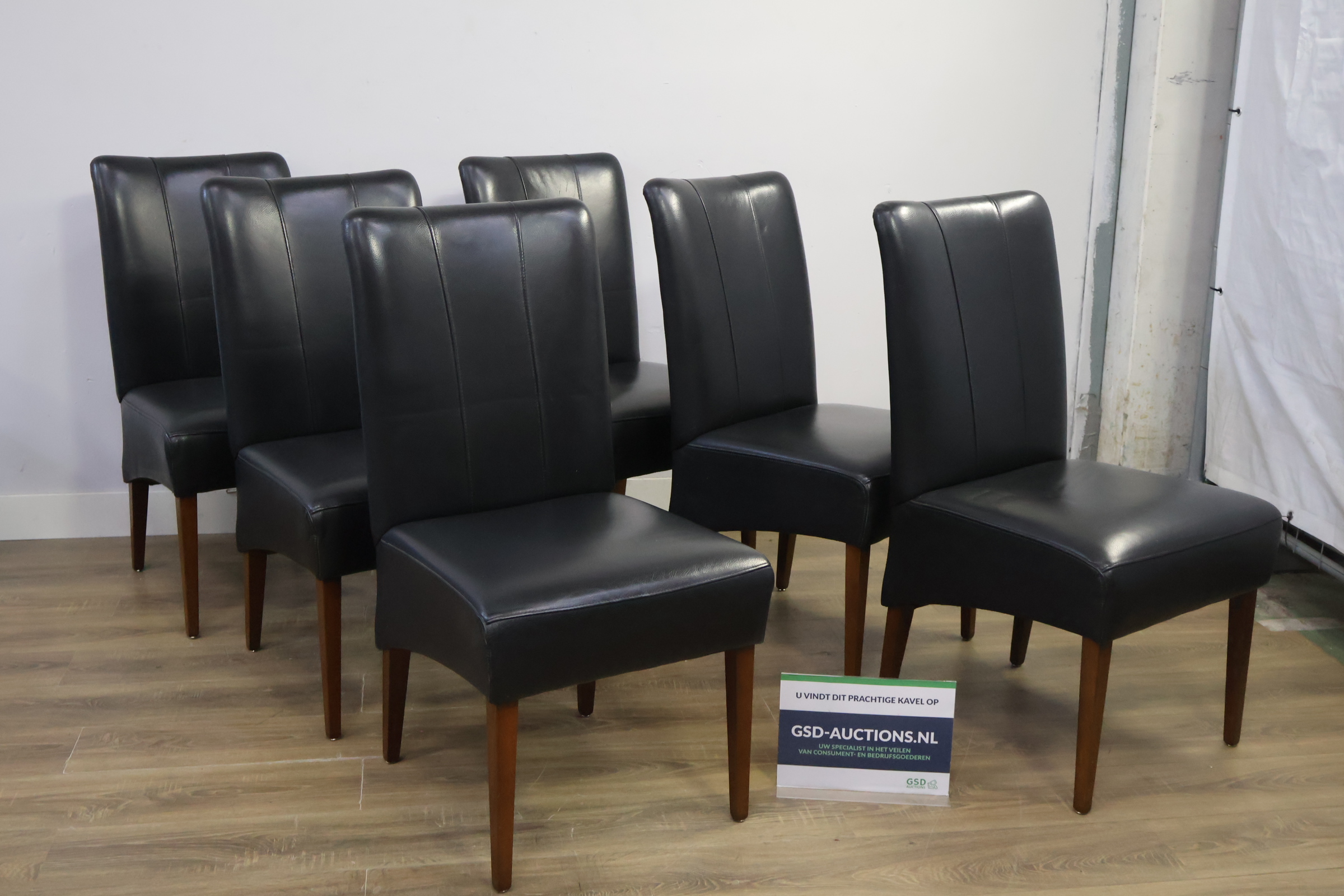 Set van 6 zwarte eetkamerstoelen – foto 2 – kavel bij GSD Auctions, Zoeterwoude