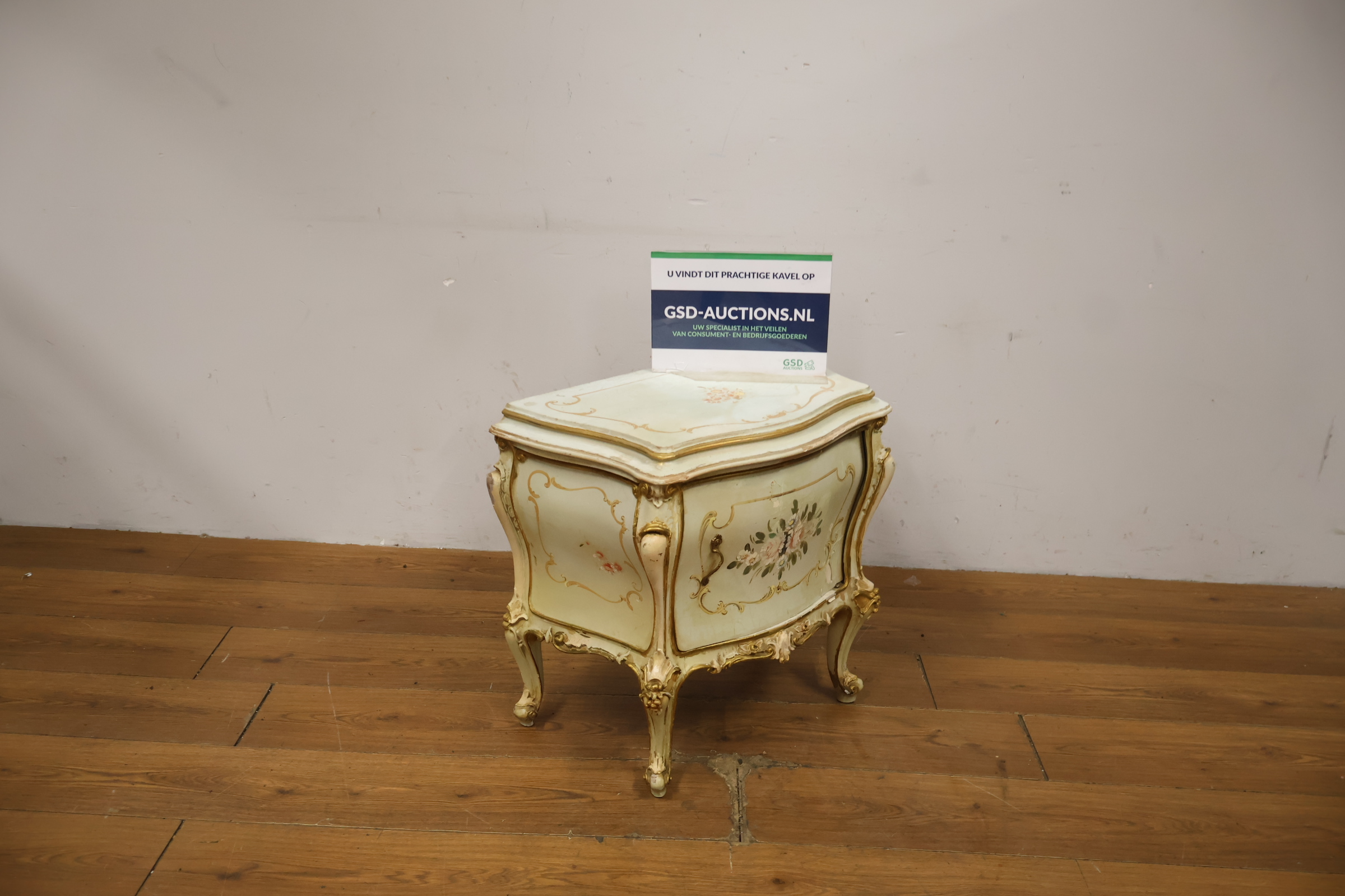 Klassiek nachtkastje met bloemmotief en gebeeldhouwde poten – foto 2 – kavel bij GSD Auctions, Zoeterwoude