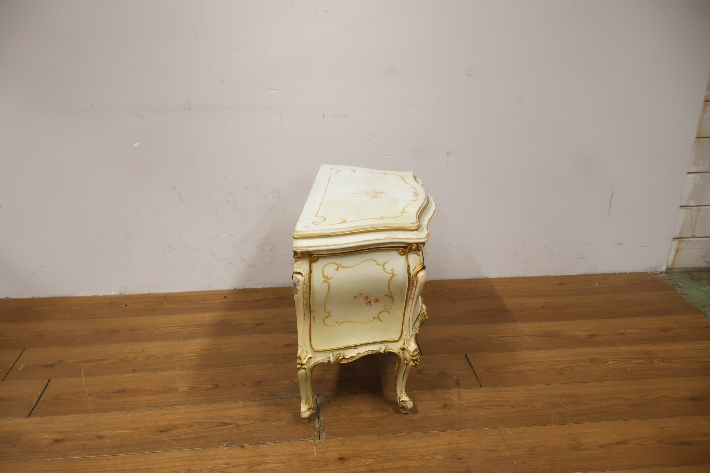 Klassiek nachtkastje met bloemmotief en gebeeldhouwde poten – foto 3 – kavel bij GSD Auctions, Zoeterwoude