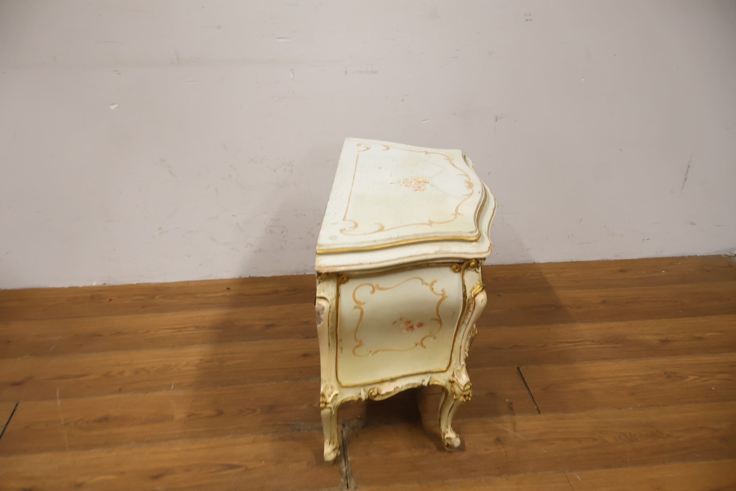Klassiek nachtkastje met bloemmotief en gebeeldhouwde poten – foto 4 – kavel bij GSD Auctions, Zoeterwoude