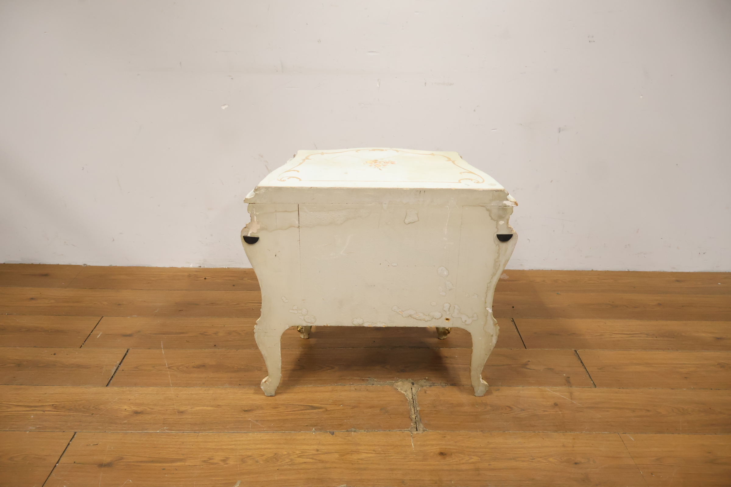 Klassiek nachtkastje met bloemmotief en gebeeldhouwde poten – foto 5 – kavel bij GSD Auctions, Zoeterwoude