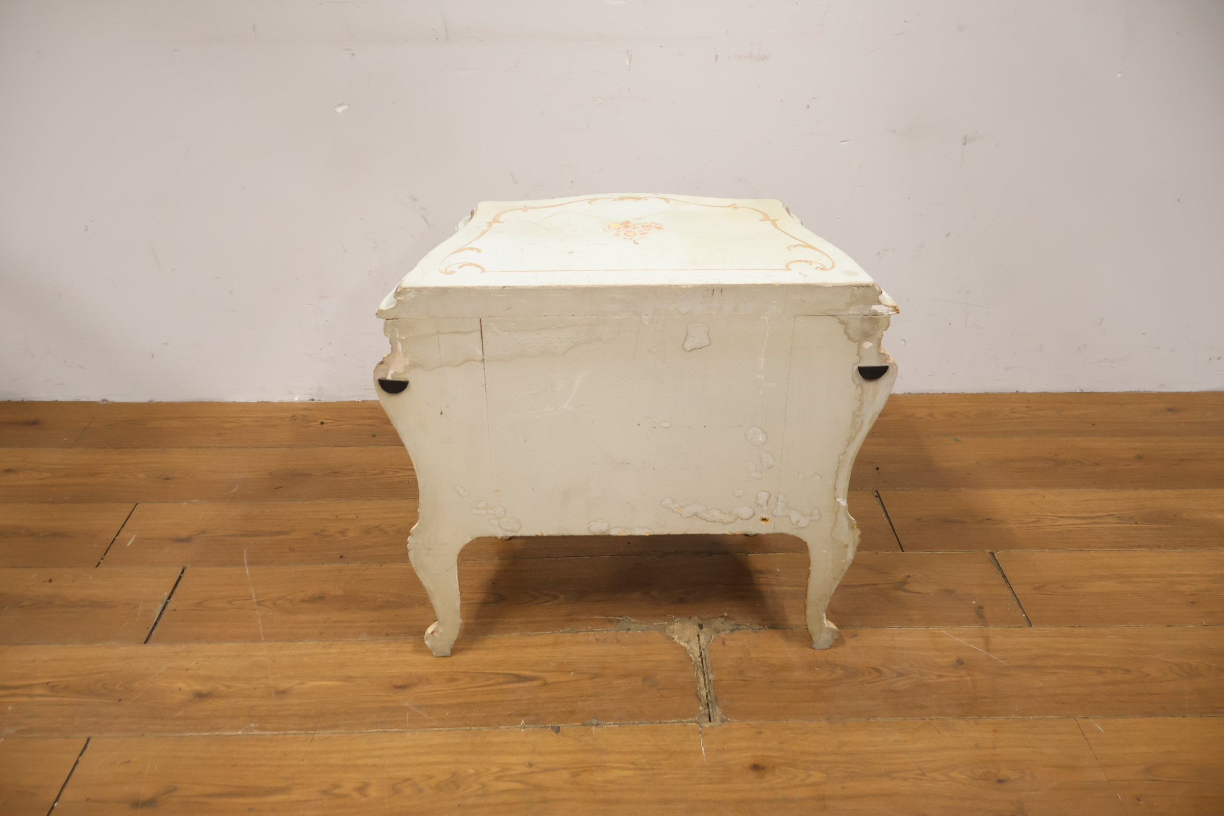 Klassiek nachtkastje met bloemmotief en gebeeldhouwde poten – foto 6 – kavel bij GSD Auctions, Zoeterwoude