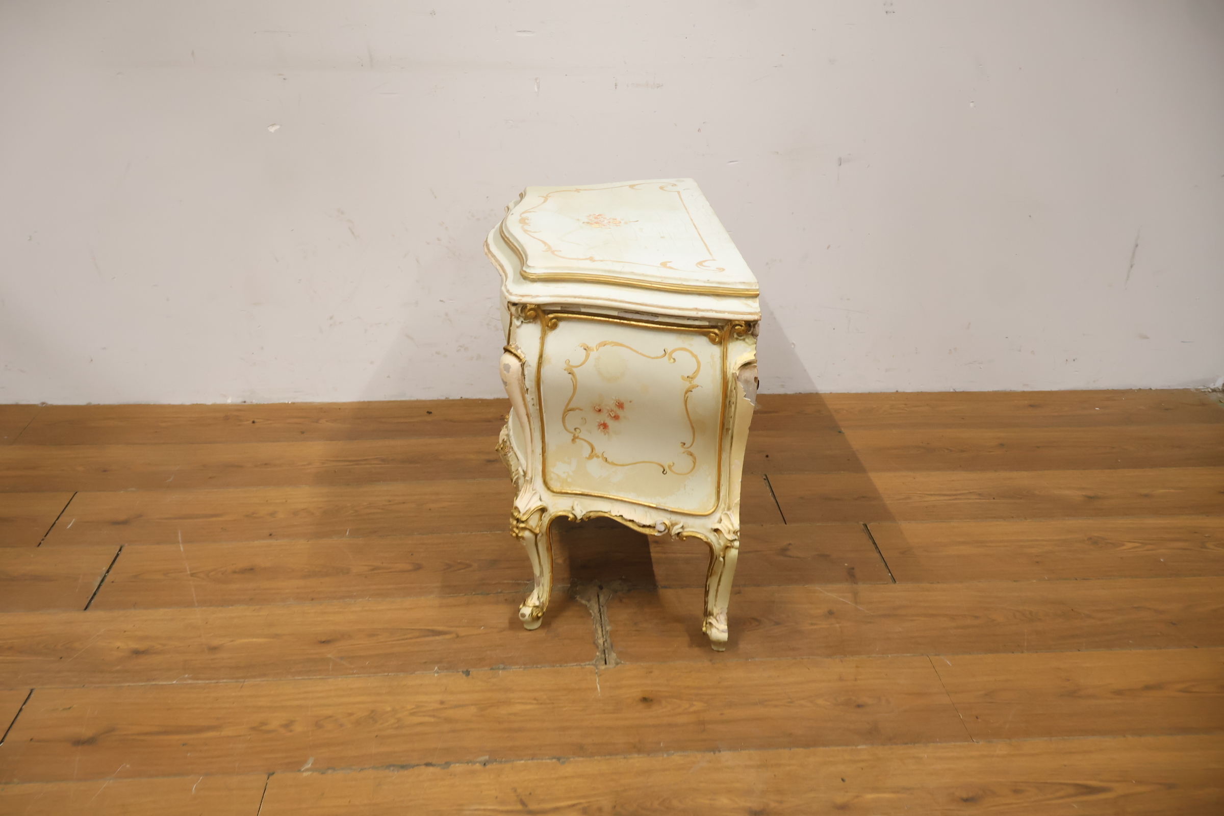 Klassiek nachtkastje met bloemmotief en gebeeldhouwde poten – foto 7 – kavel bij GSD Auctions, Zoeterwoude