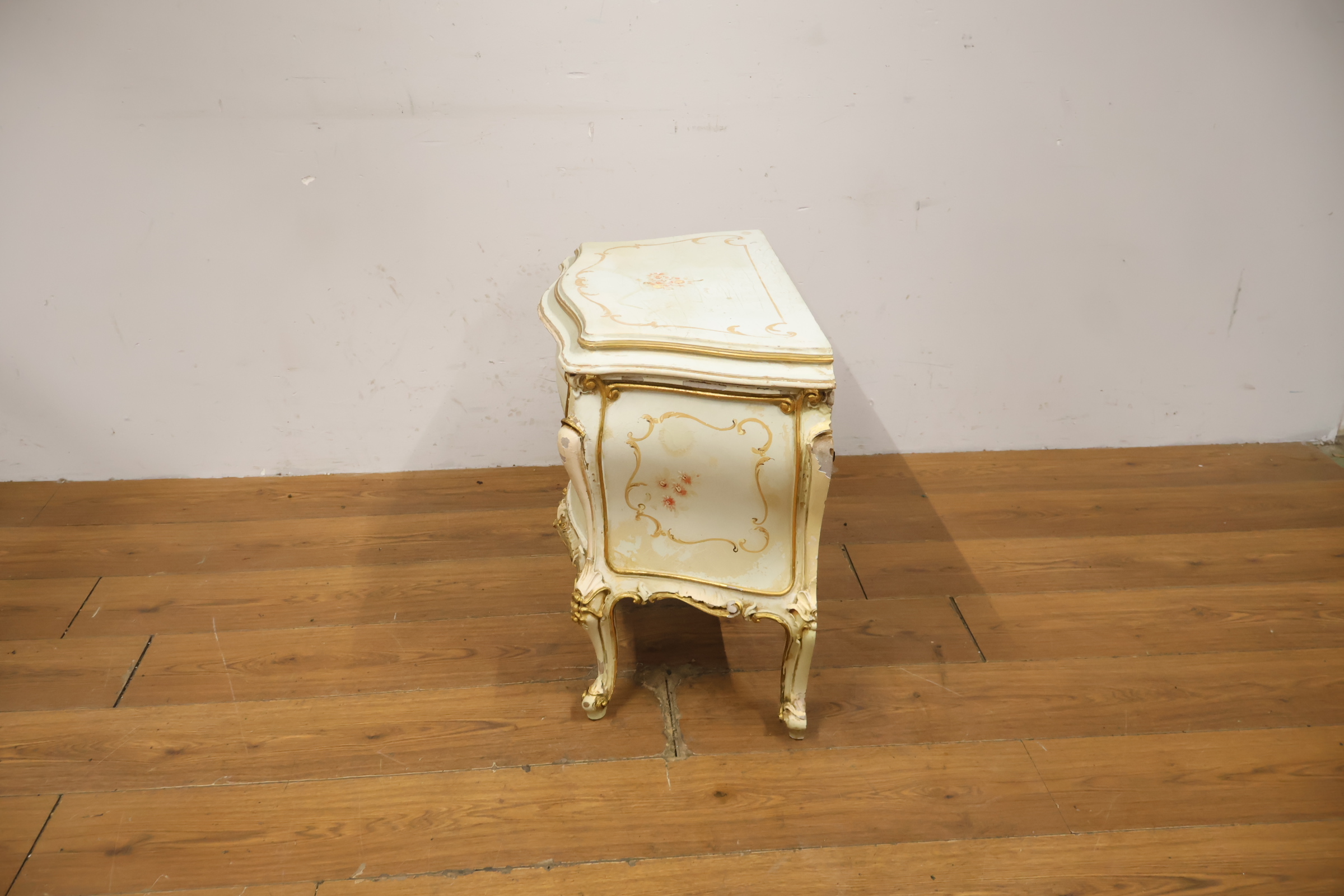 Klassiek nachtkastje met bloemmotief en gebeeldhouwde poten – foto 8 – kavel bij GSD Auctions, Zoeterwoude