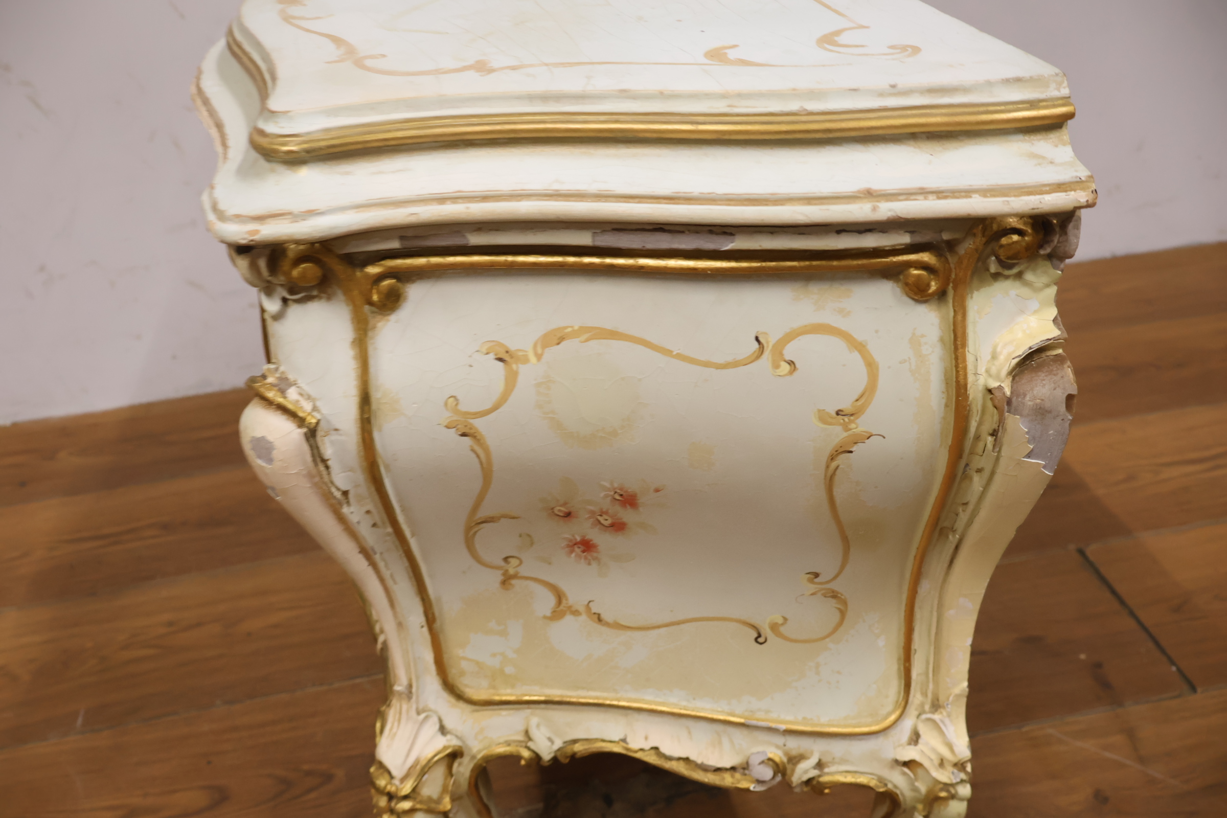 Klassiek nachtkastje met bloemmotief en gebeeldhouwde poten – foto 9 – kavel bij GSD Auctions, Zoeterwoude