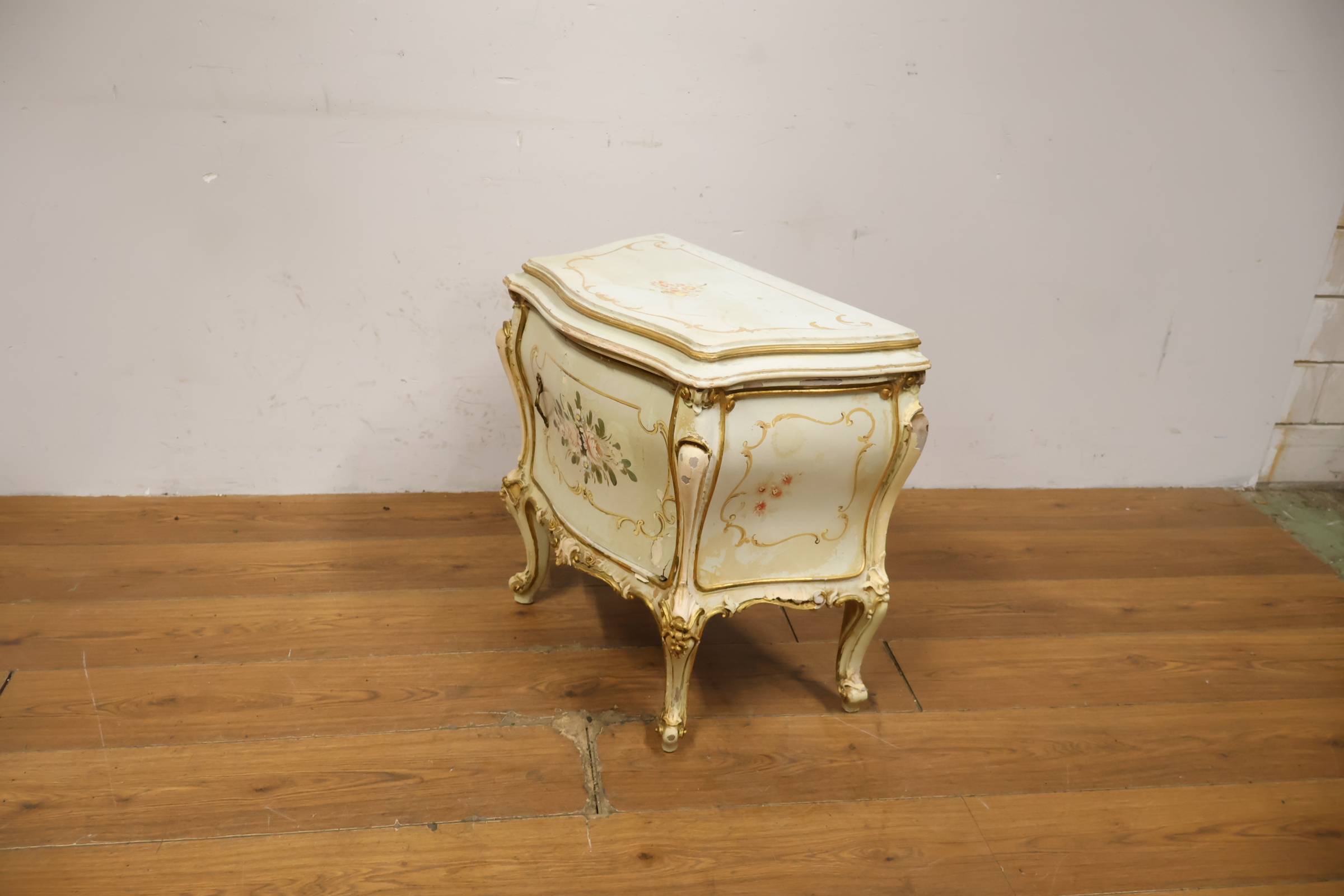Klassiek nachtkastje met bloemmotief en gebeeldhouwde poten – foto 10 – kavel bij GSD Auctions, Zoeterwoude