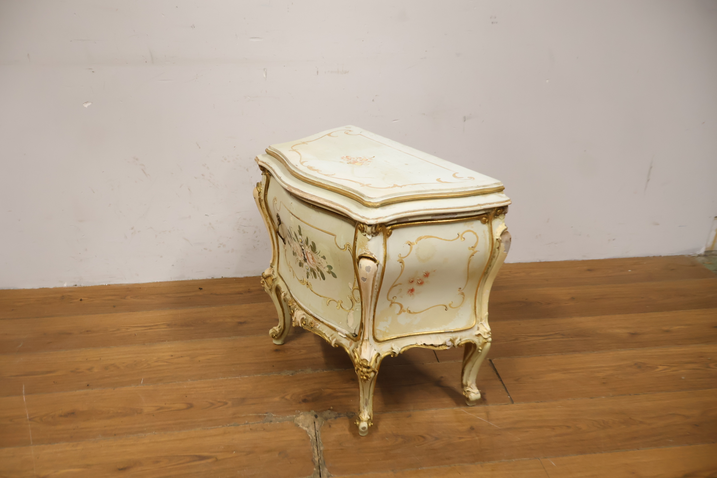 Klassiek nachtkastje met bloemmotief en gebeeldhouwde poten – foto 11 – kavel bij GSD Auctions, Zoeterwoude