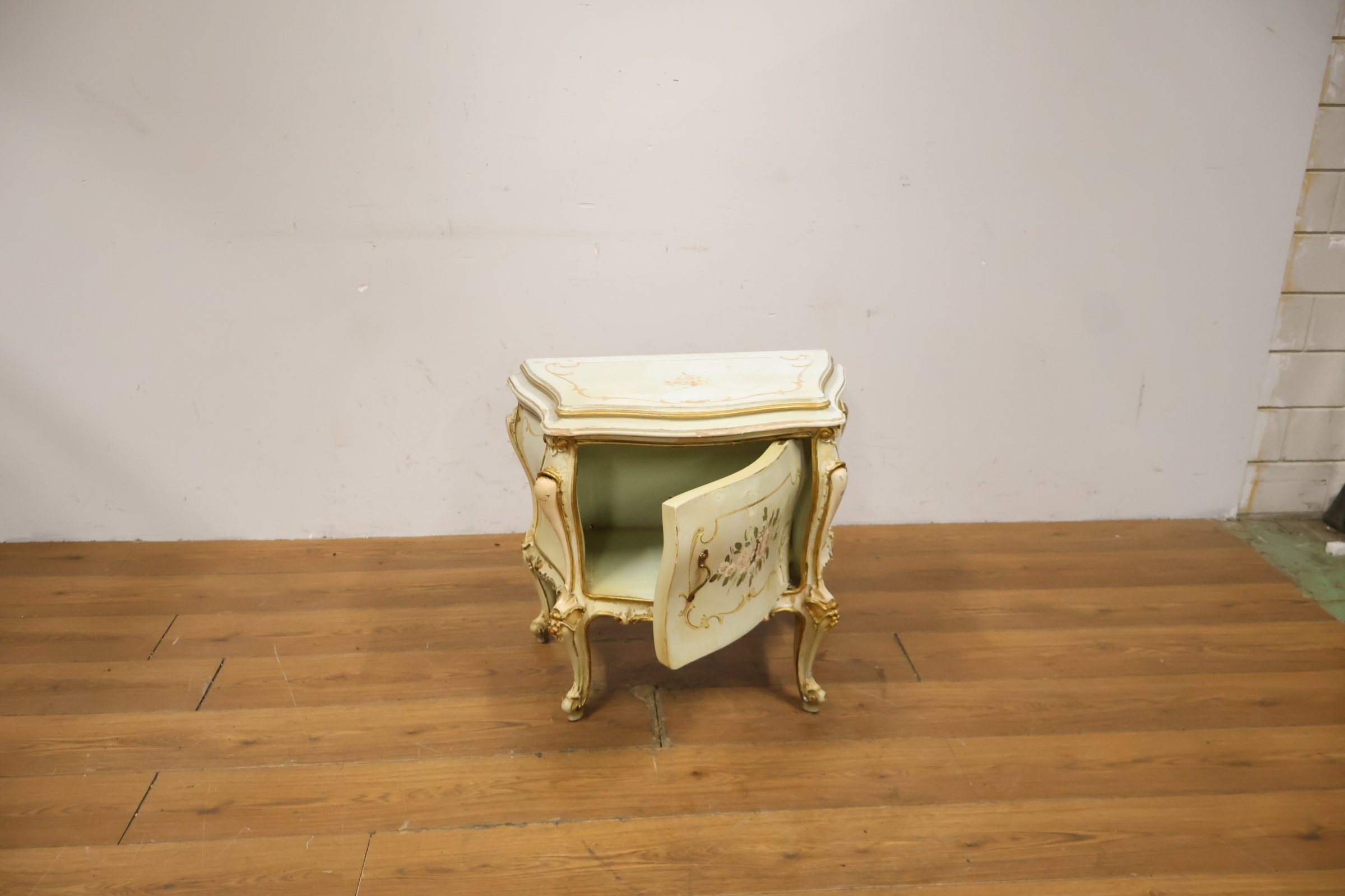 Klassiek nachtkastje met bloemmotief en gebeeldhouwde poten – foto 12 – kavel bij GSD Auctions, Zoeterwoude