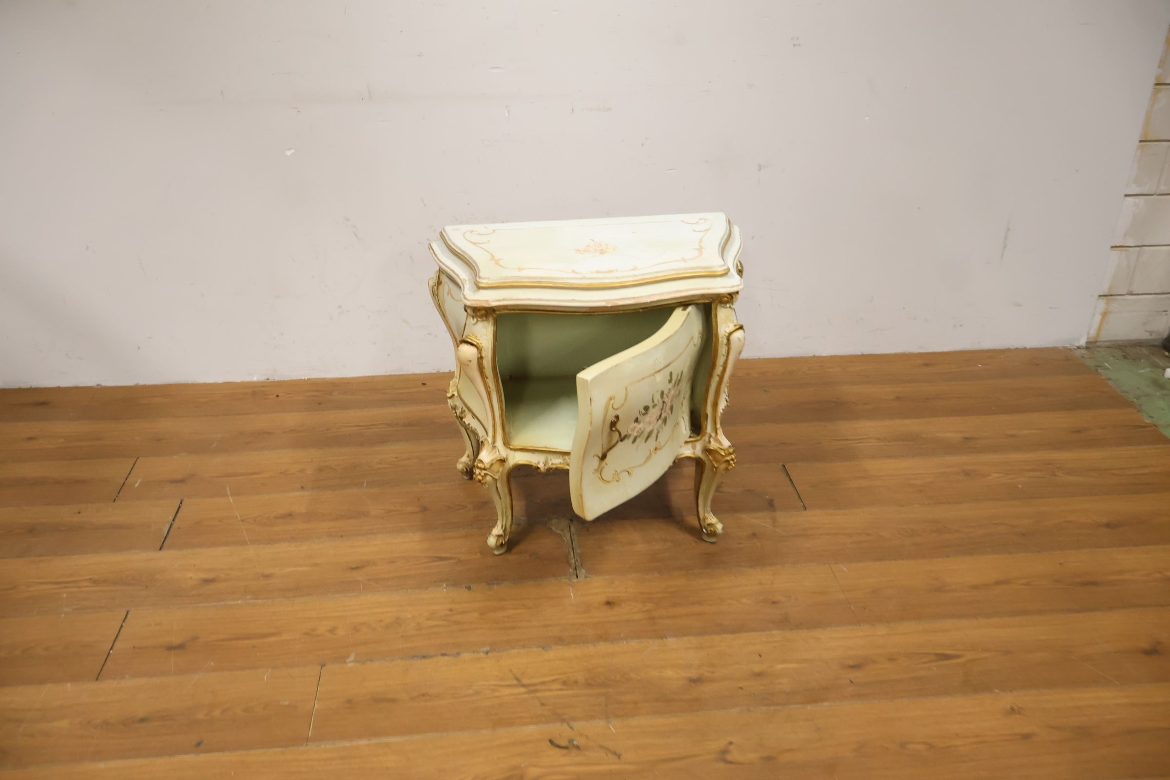 Klassiek nachtkastje met bloemmotief en gebeeldhouwde poten – foto 13 – kavel bij GSD Auctions, Zoeterwoude