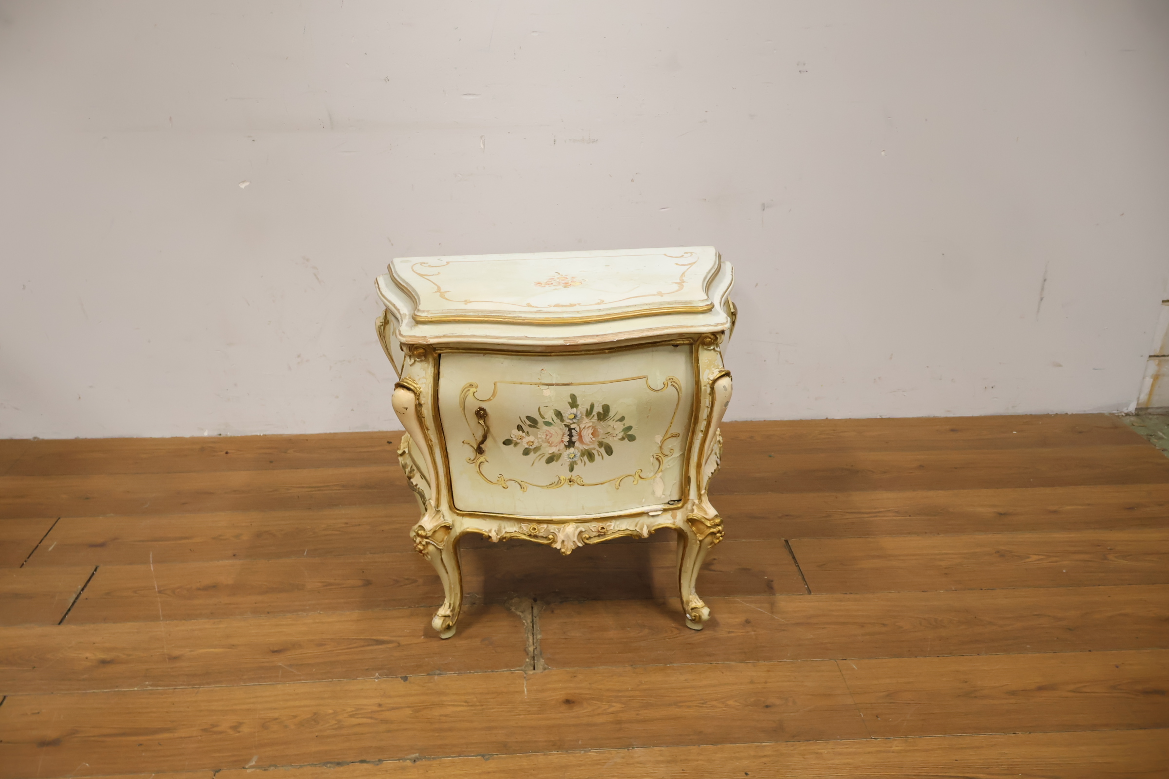 Klassiek nachtkastje met bloemmotief en gebeeldhouwde poten – foto 15 – kavel bij GSD Auctions, Zoeterwoude
