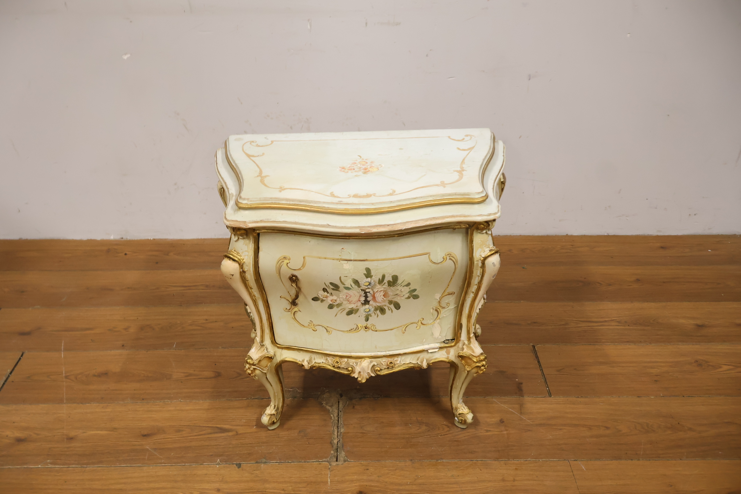 Klassiek nachtkastje met bloemmotief en gebeeldhouwde poten – foto 16 – kavel bij GSD Auctions, Zoeterwoude