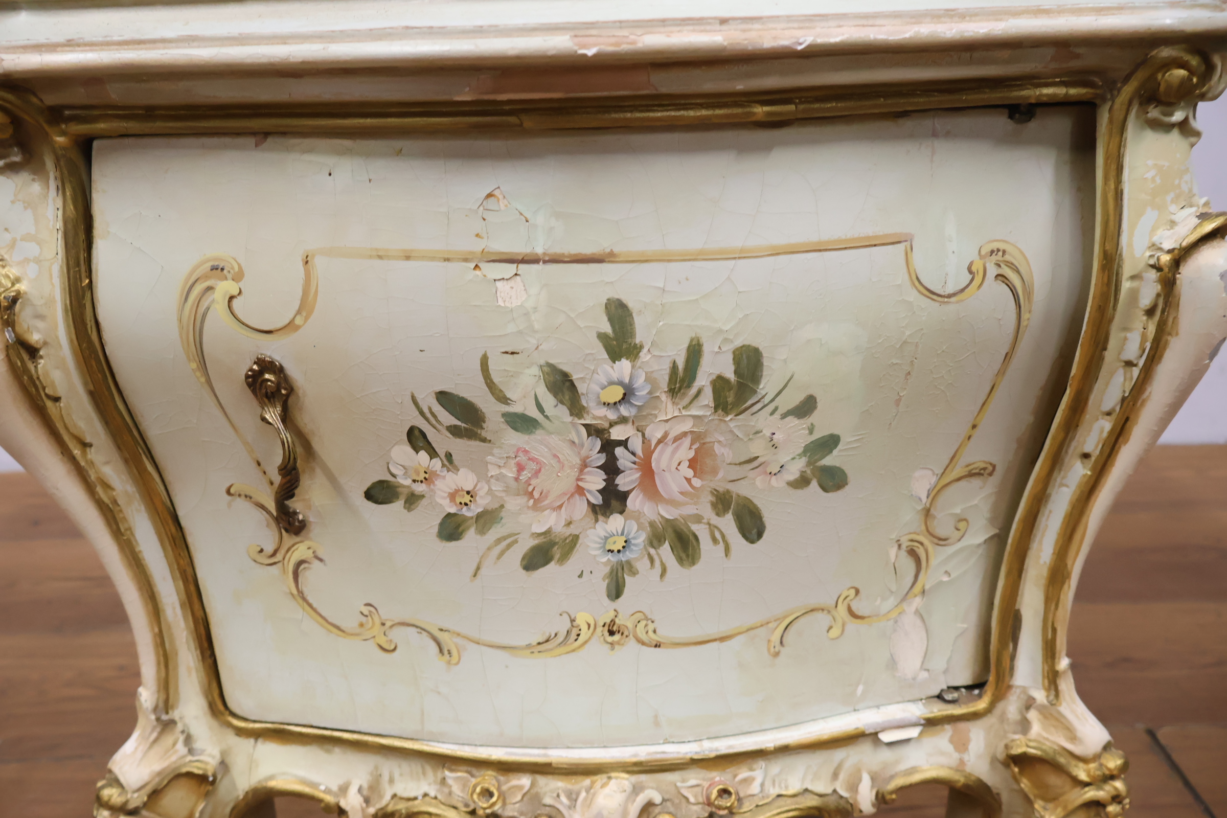 Klassiek nachtkastje met bloemmotief en gebeeldhouwde poten – foto 17 – kavel bij GSD Auctions, Zoeterwoude