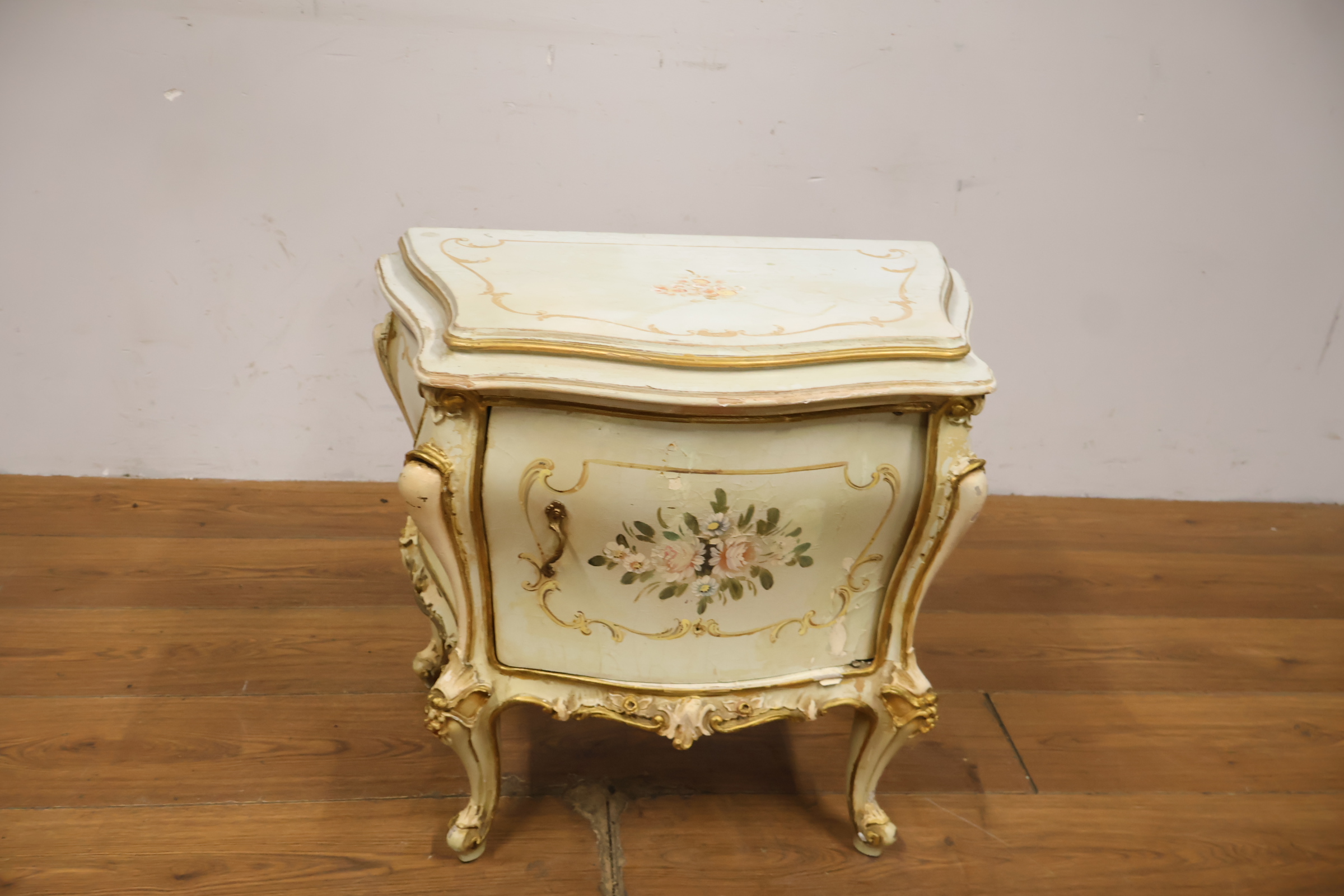 Klassiek nachtkastje met bloemmotief en gebeeldhouwde poten – foto 18 – kavel bij GSD Auctions, Zoeterwoude