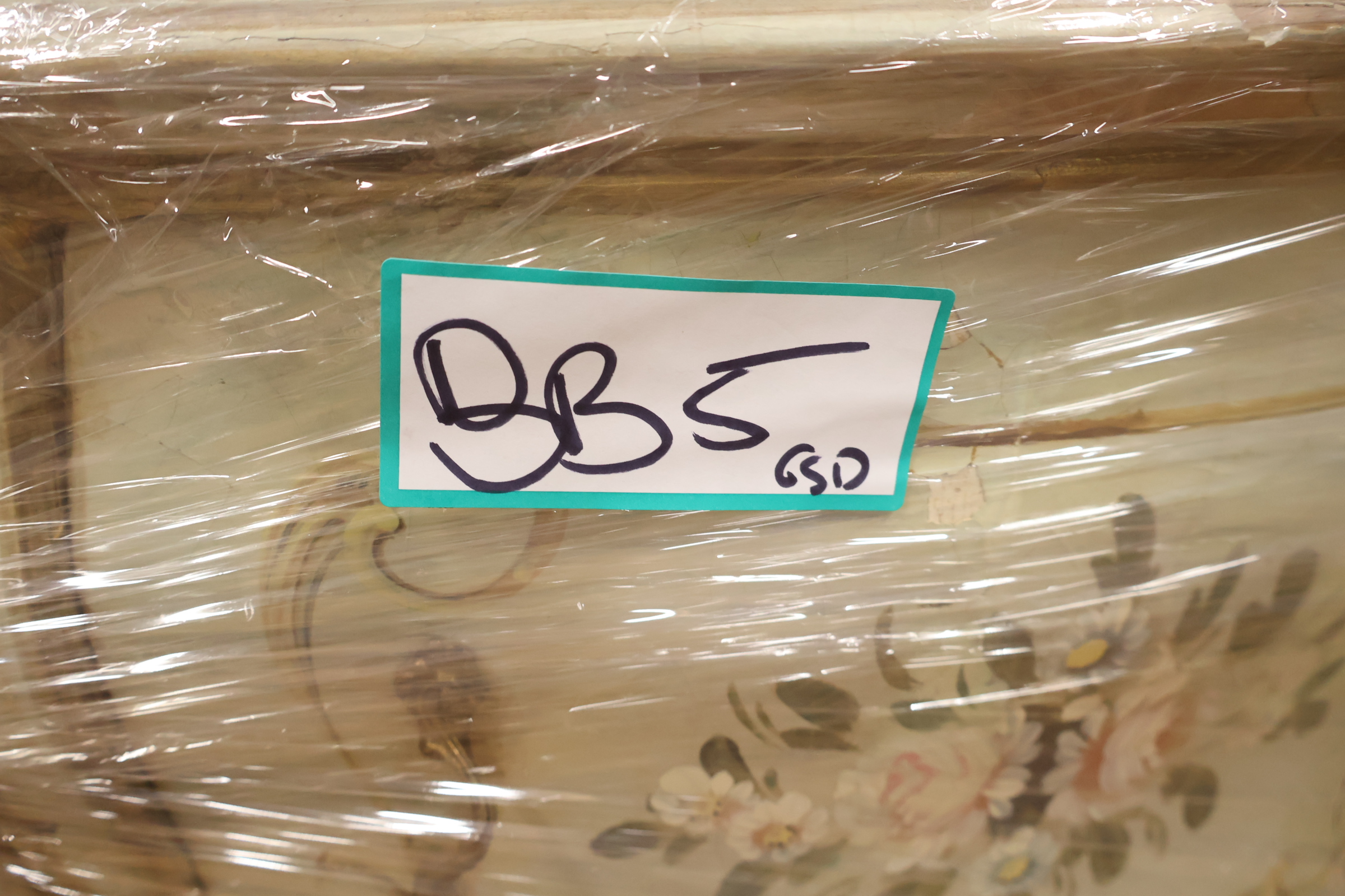 Klassiek nachtkastje met bloemmotief en gebeeldhouwde poten – foto 22 – kavel bij GSD Auctions, Zoeterwoude