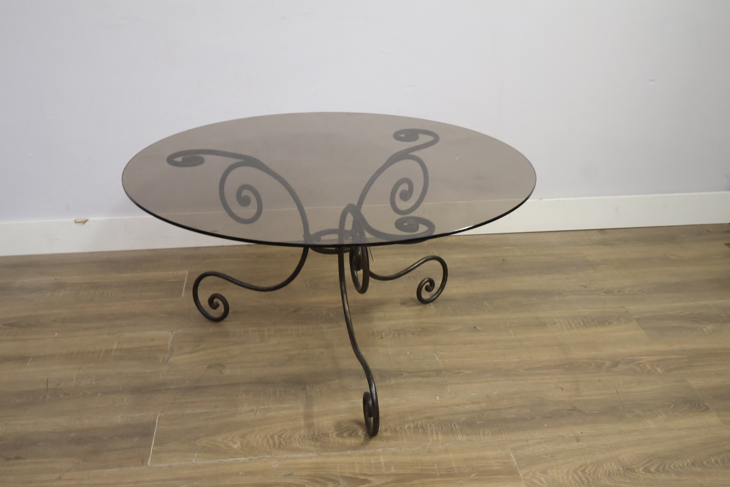 Ronde tafel met glazen blad en smeedijzeren onderstel – foto 3 – kavel bij GSD Auctions, Zoeterwoude