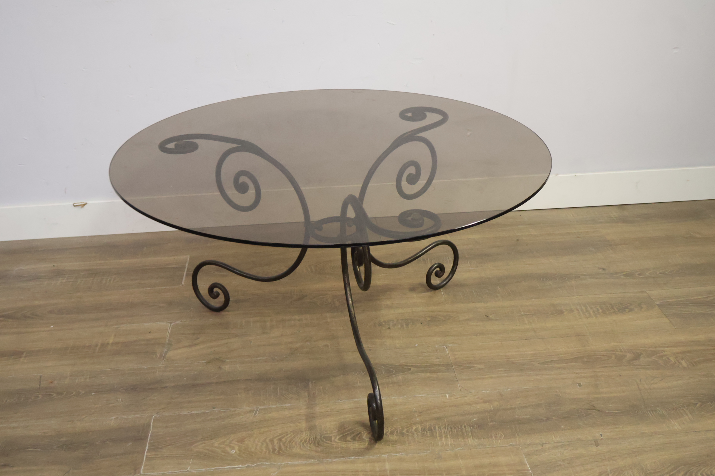 Ronde tafel met glazen blad en smeedijzeren onderstel – foto 4 – kavel bij GSD Auctions, Zoeterwoude