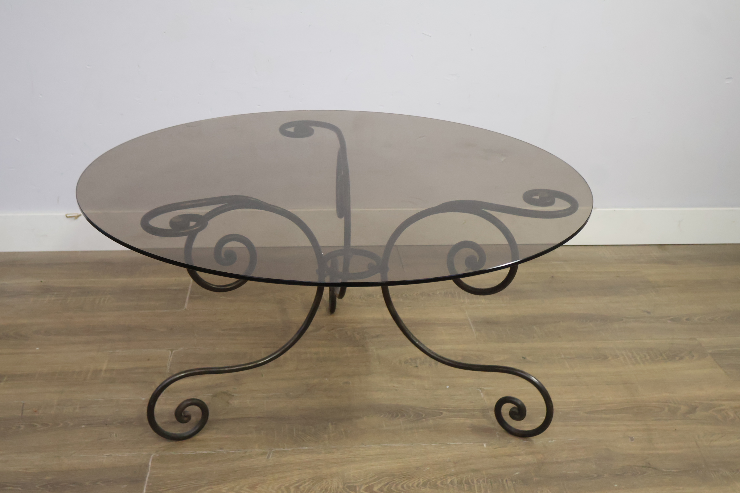 Ronde tafel met glazen blad en smeedijzeren onderstel – foto 5 – kavel bij GSD Auctions, Zoeterwoude