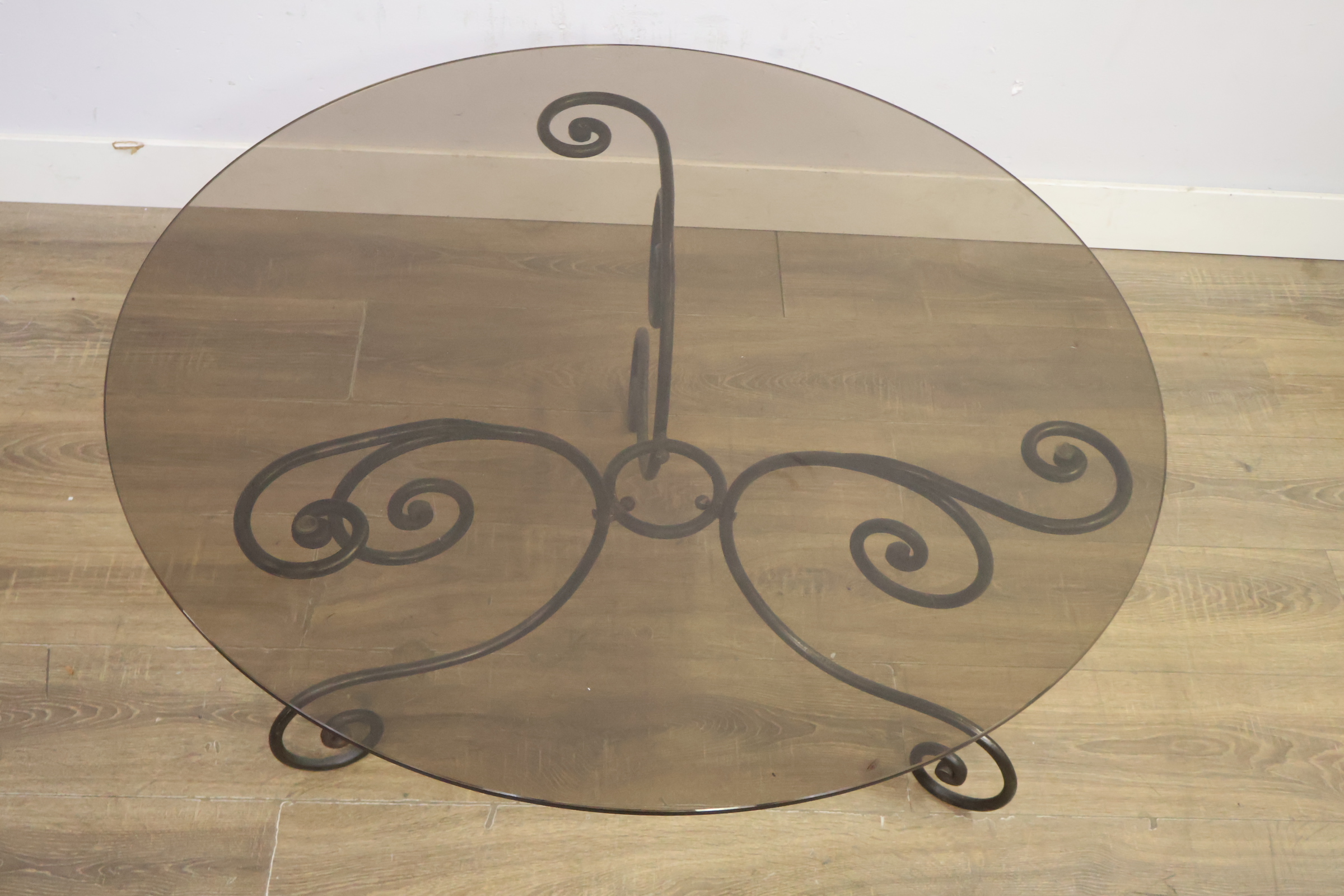 Ronde tafel met glazen blad en smeedijzeren onderstel – foto 6 – kavel bij GSD Auctions, Zoeterwoude