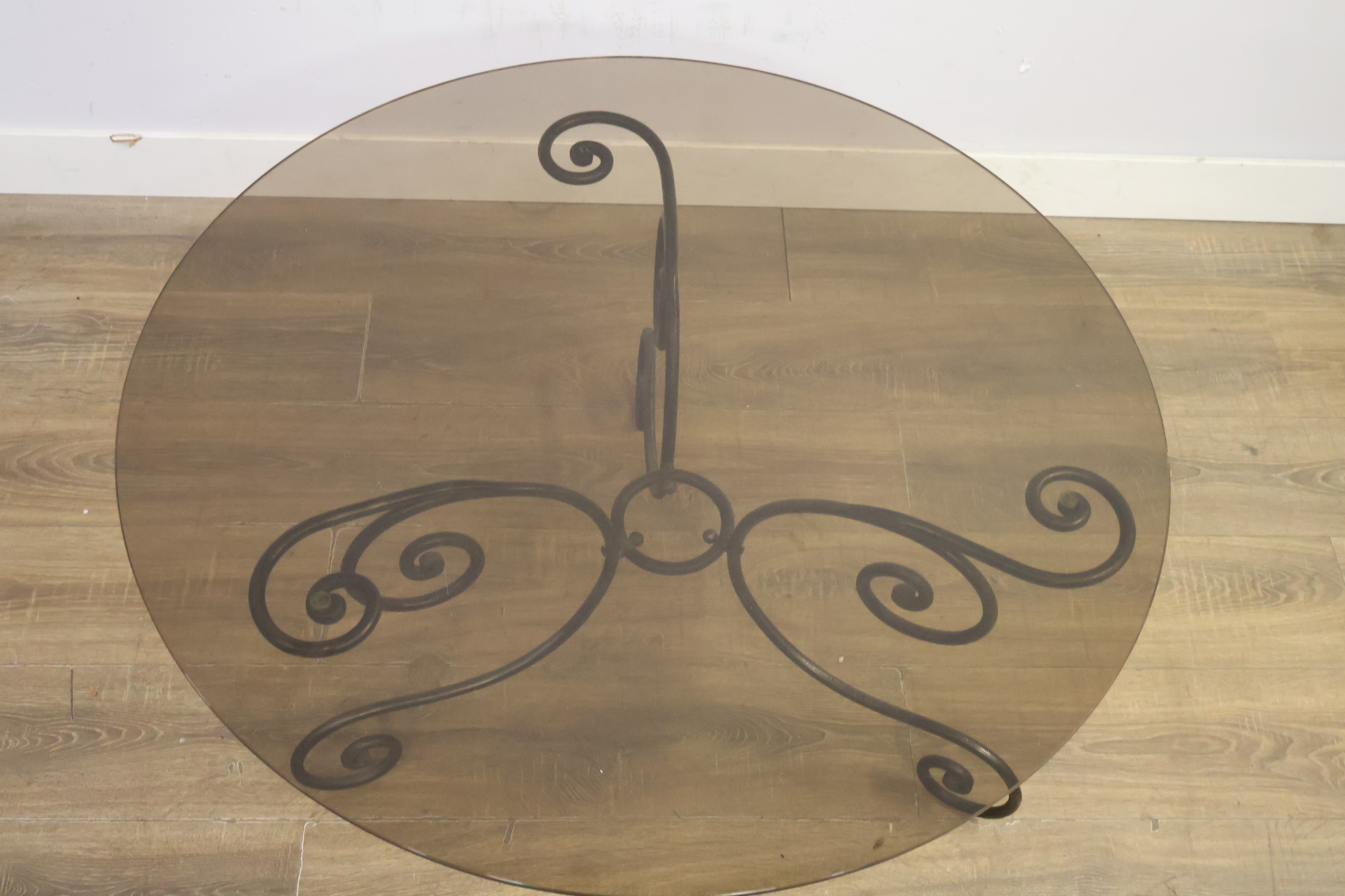 Ronde tafel met glazen blad en smeedijzeren onderstel – foto 7 – kavel bij GSD Auctions, Zoeterwoude