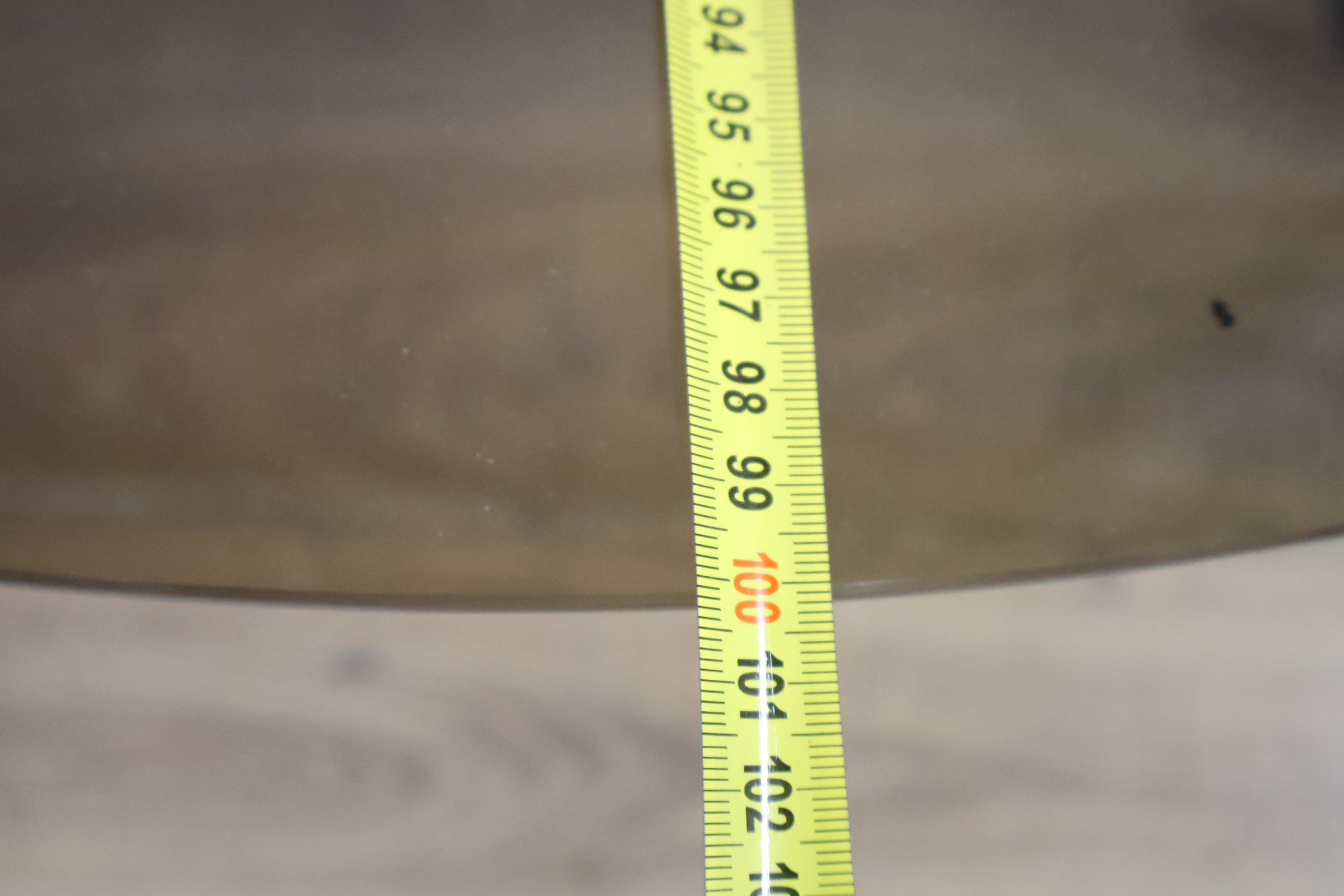 Ronde tafel met glazen blad en smeedijzeren onderstel – foto 8 – kavel bij GSD Auctions, Zoeterwoude