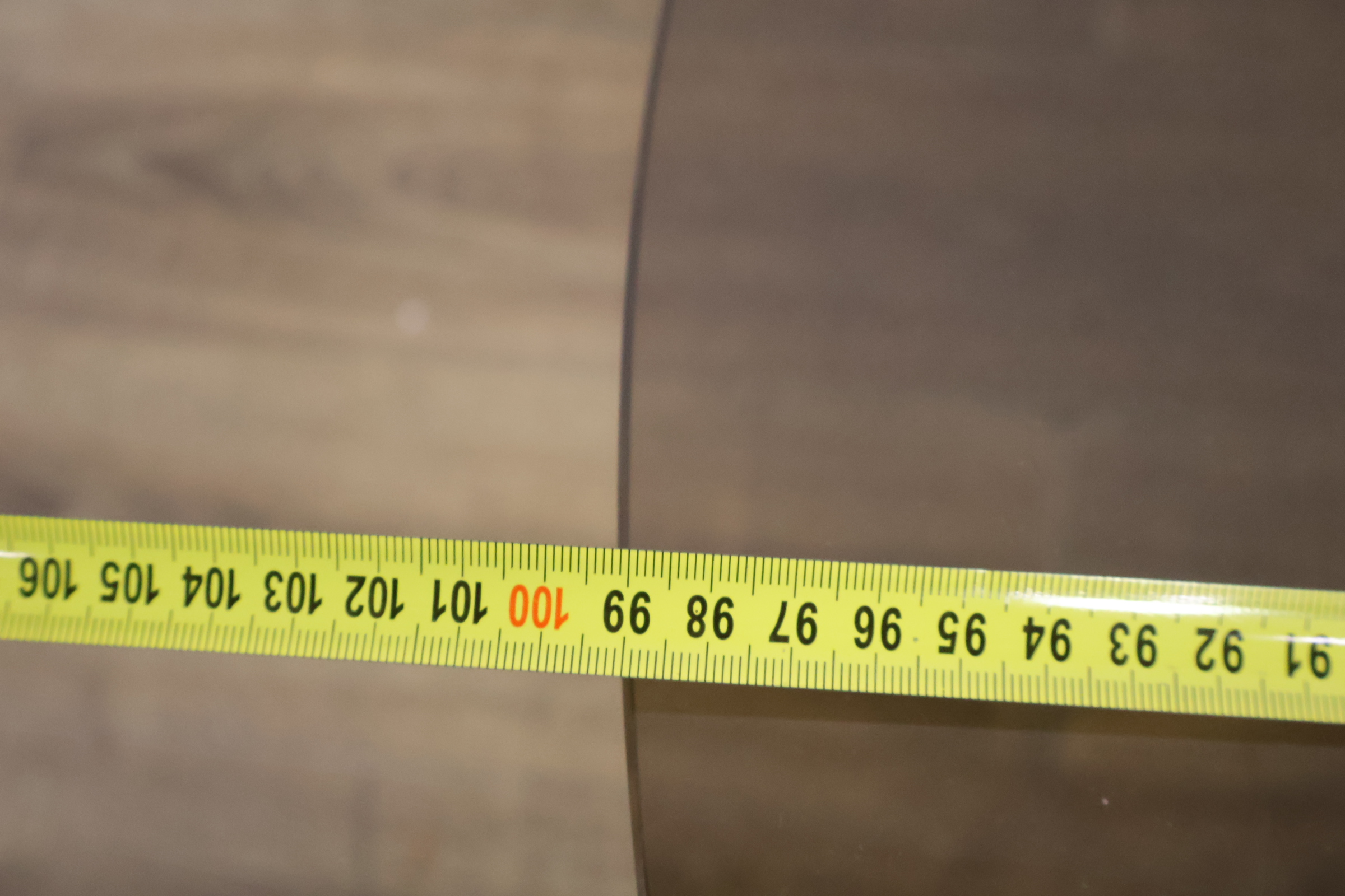 Ronde tafel met glazen blad en smeedijzeren onderstel – foto 9 – kavel bij GSD Auctions, Zoeterwoude