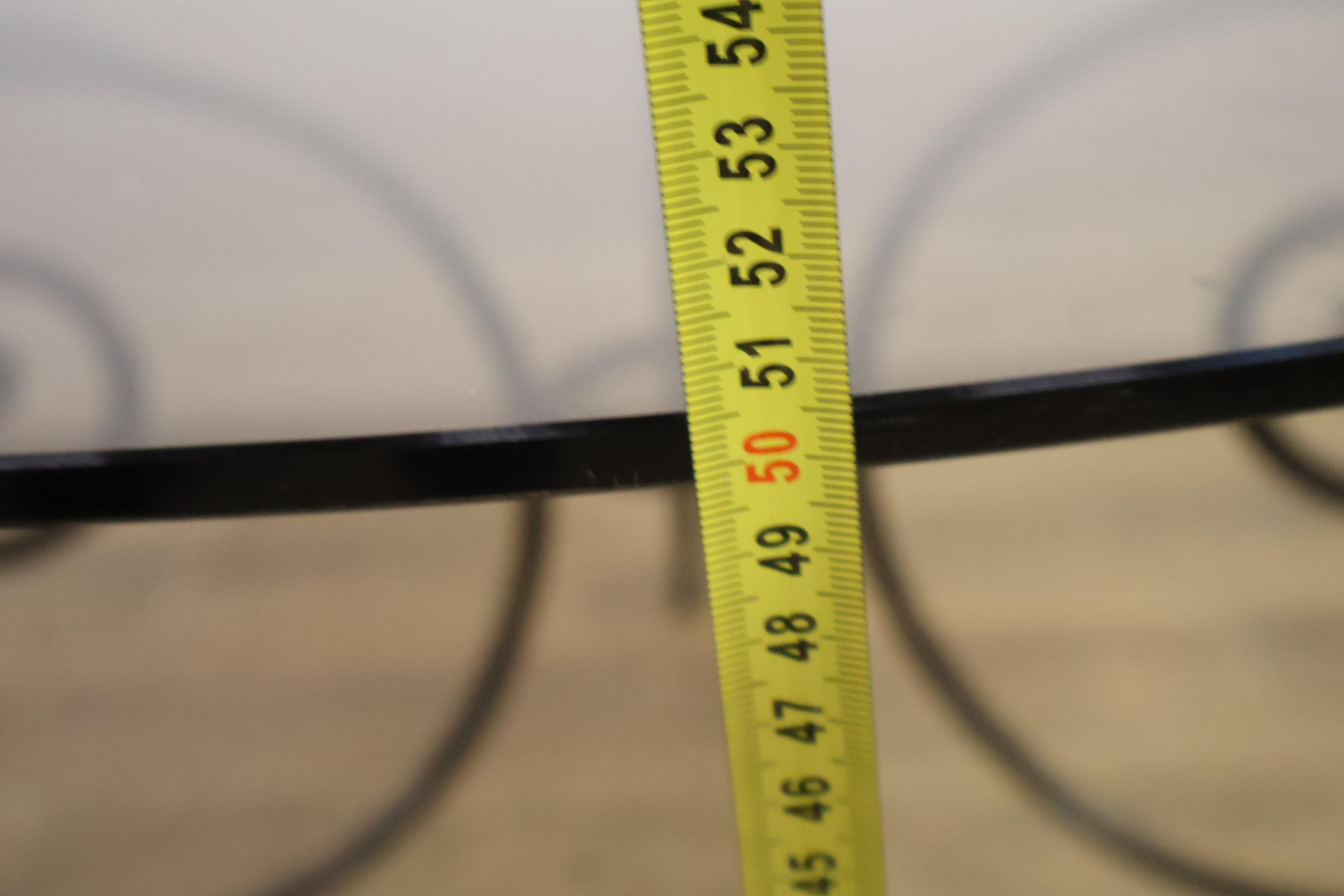 Ronde tafel met glazen blad en smeedijzeren onderstel – foto 10 – kavel bij GSD Auctions, Zoeterwoude