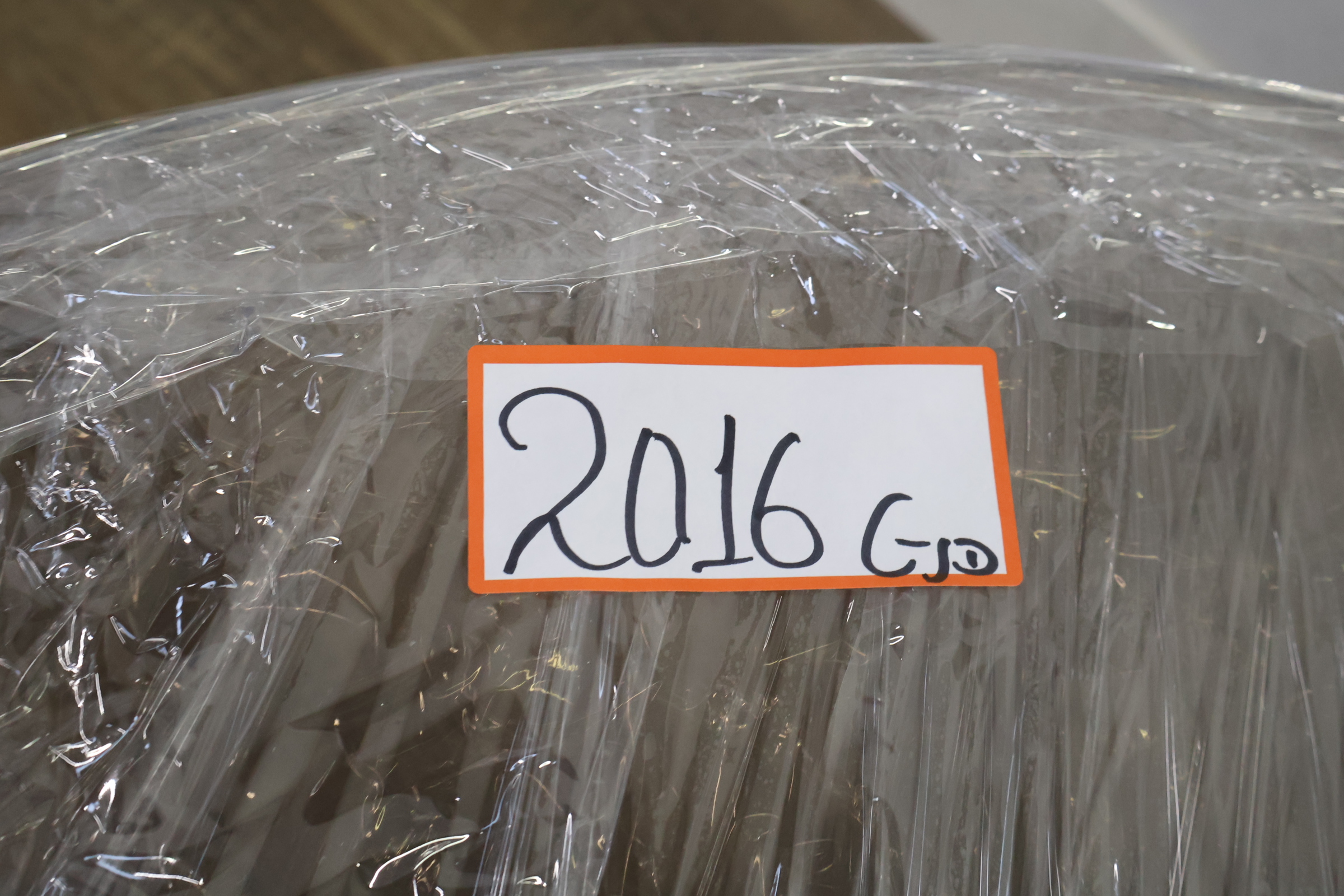 Ronde tafel met glazen blad en smeedijzeren onderstel – foto 11 – kavel bij GSD Auctions, Zoeterwoude