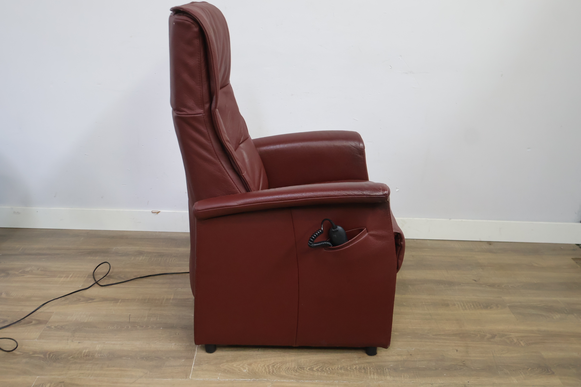 Elektrische Lederen Relaxfauteuil – foto 4 – kavel bij GSD Auctions, Zoeterwoude