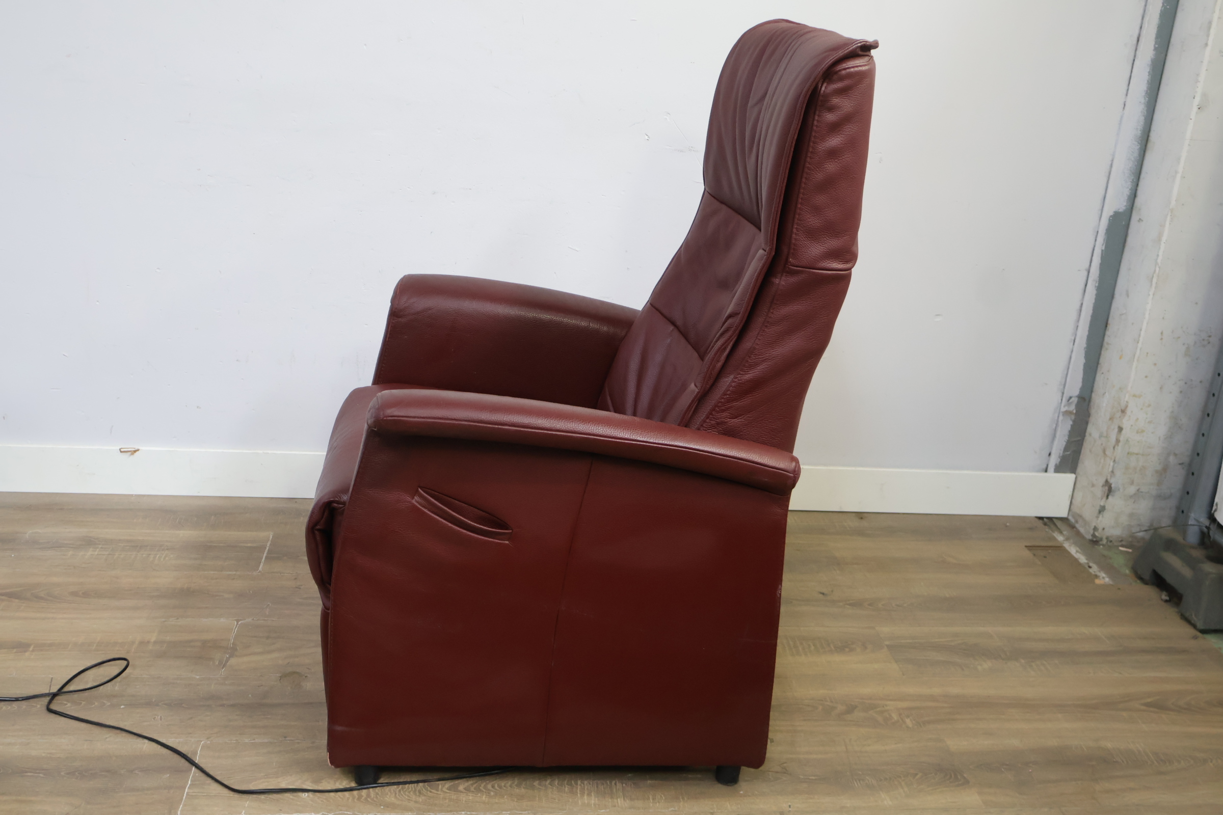 Elektrische Lederen Relaxfauteuil – foto 8 – kavel bij GSD Auctions, Zoeterwoude