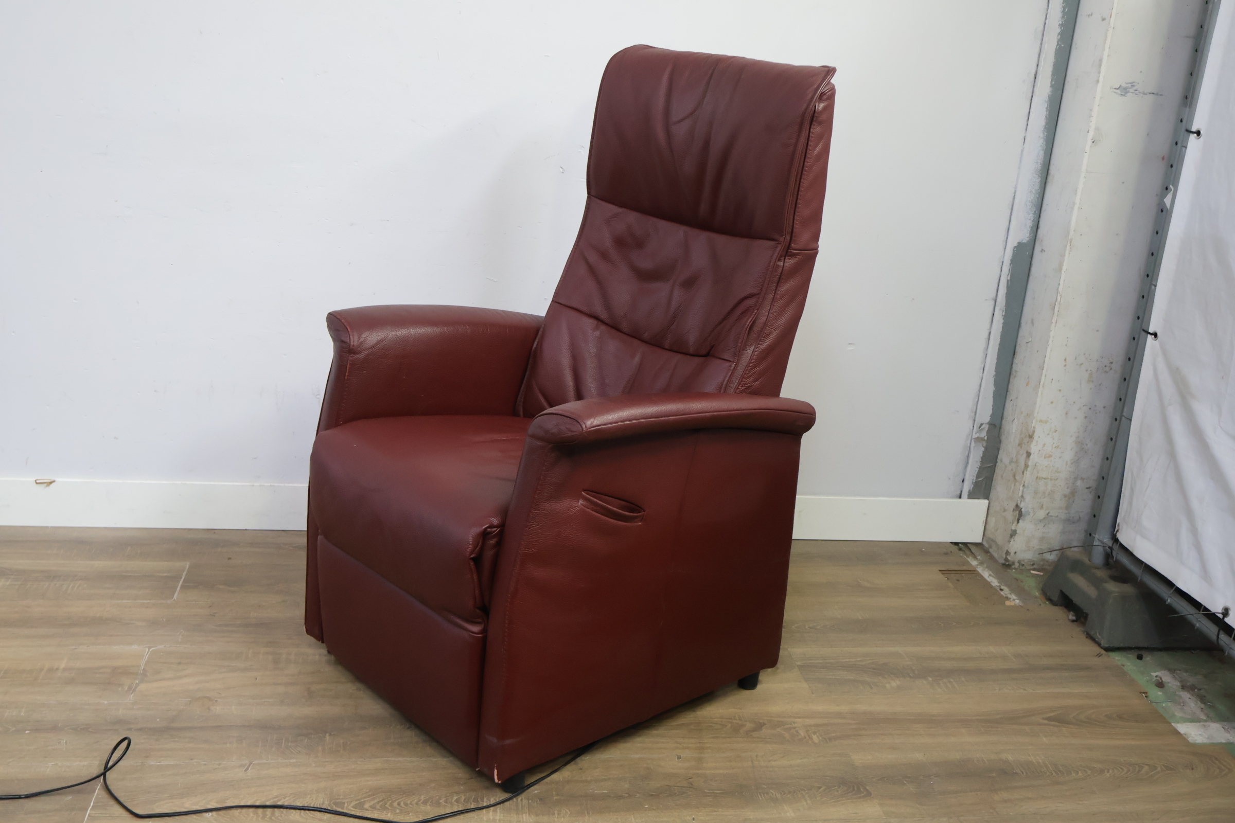 Elektrische Lederen Relaxfauteuil – foto 9 – kavel bij GSD Auctions, Zoeterwoude
