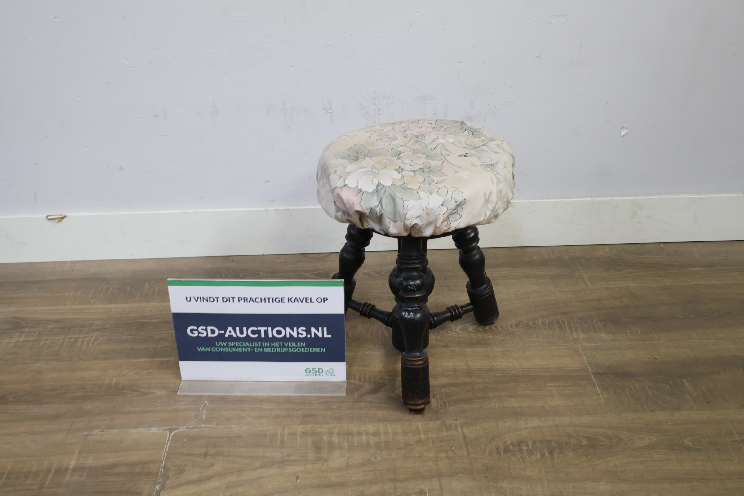 Vintage Houten kruk met bekleed zitkussen – foto 2 – kavel bij GSD Auctions, Zoeterwoude
