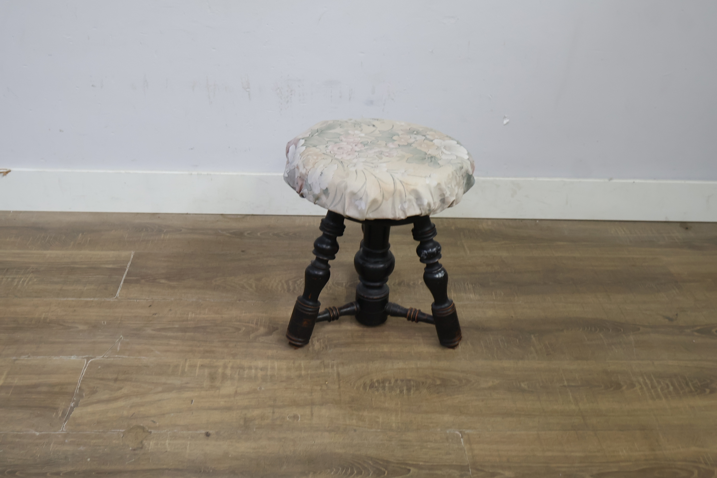 Vintage Houten kruk met bekleed zitkussen – foto 3 – kavel bij GSD Auctions, Zoeterwoude