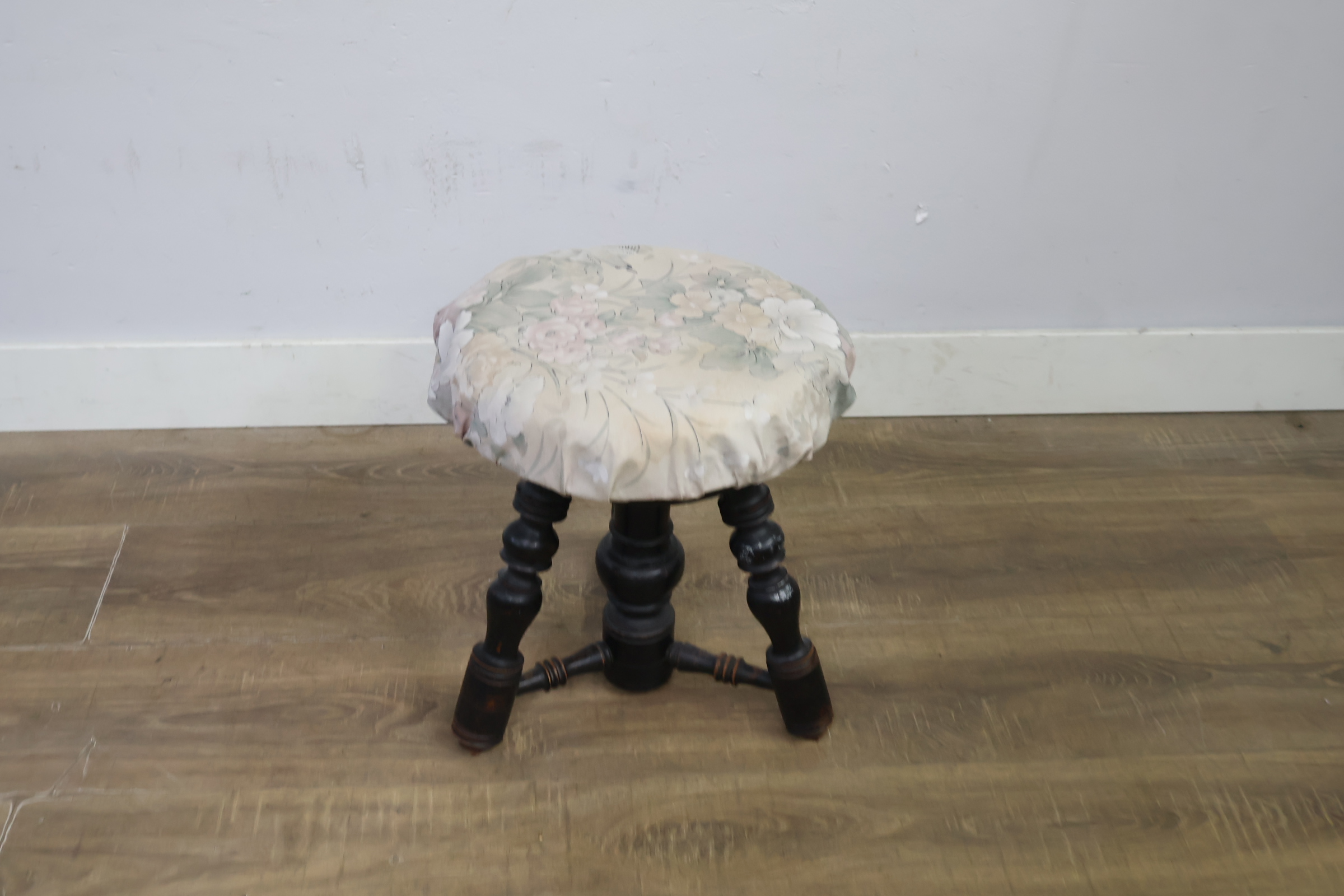 Vintage Houten kruk met bekleed zitkussen – foto 4 – kavel bij GSD Auctions, Zoeterwoude