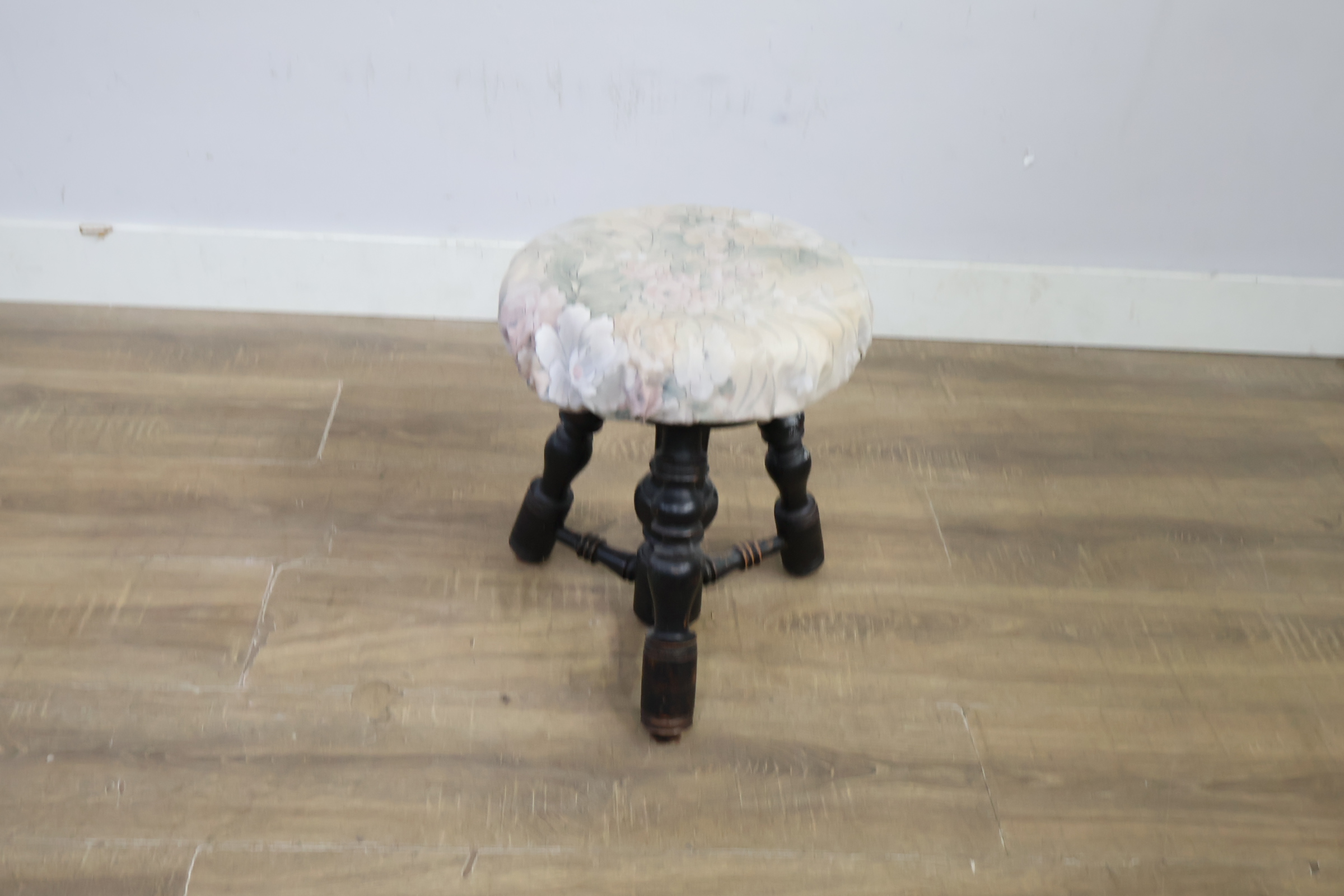 Vintage Houten kruk met bekleed zitkussen – foto 5 – kavel bij GSD Auctions, Zoeterwoude