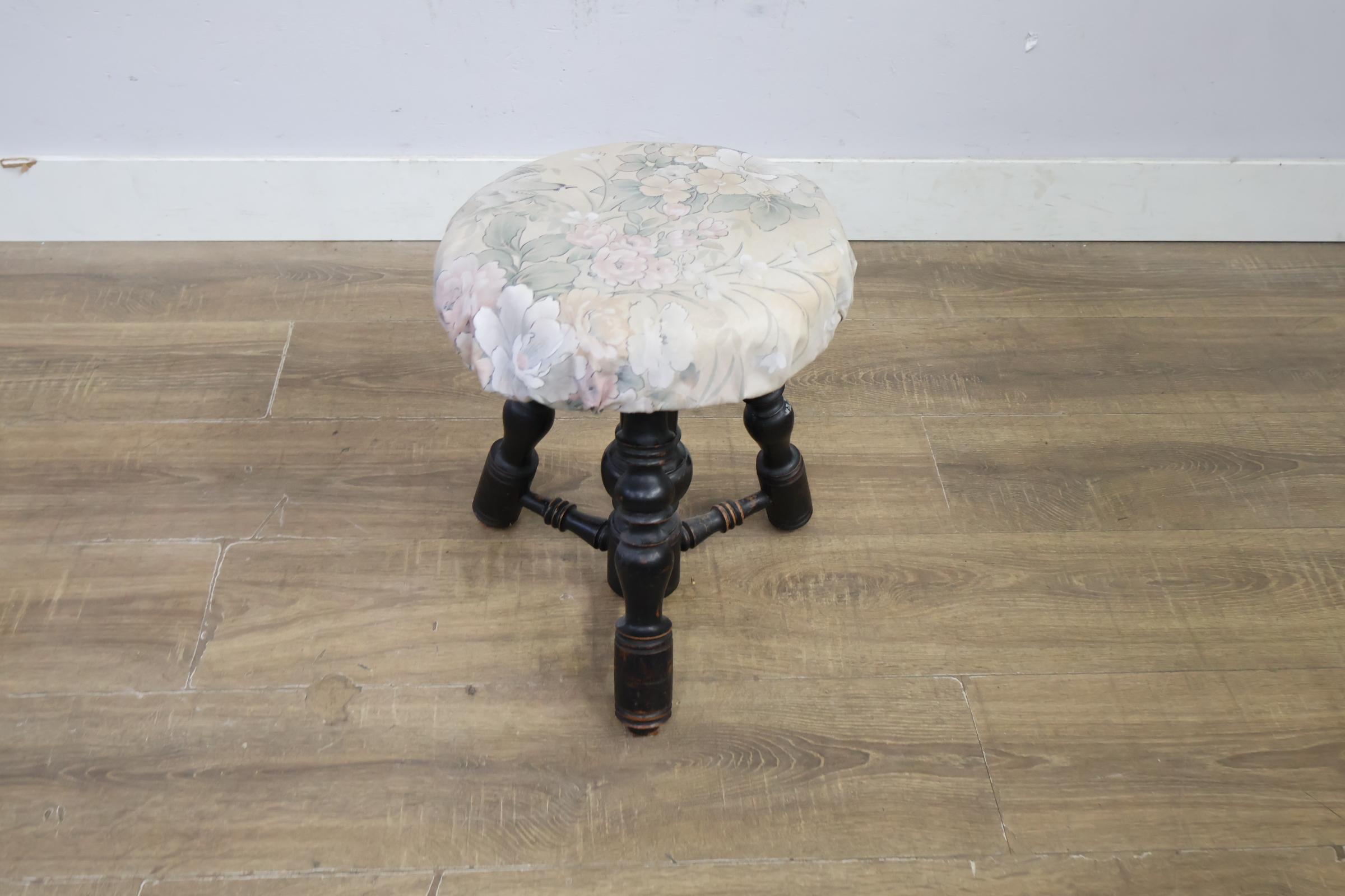 Vintage Houten kruk met bekleed zitkussen – foto 6 – kavel bij GSD Auctions, Zoeterwoude