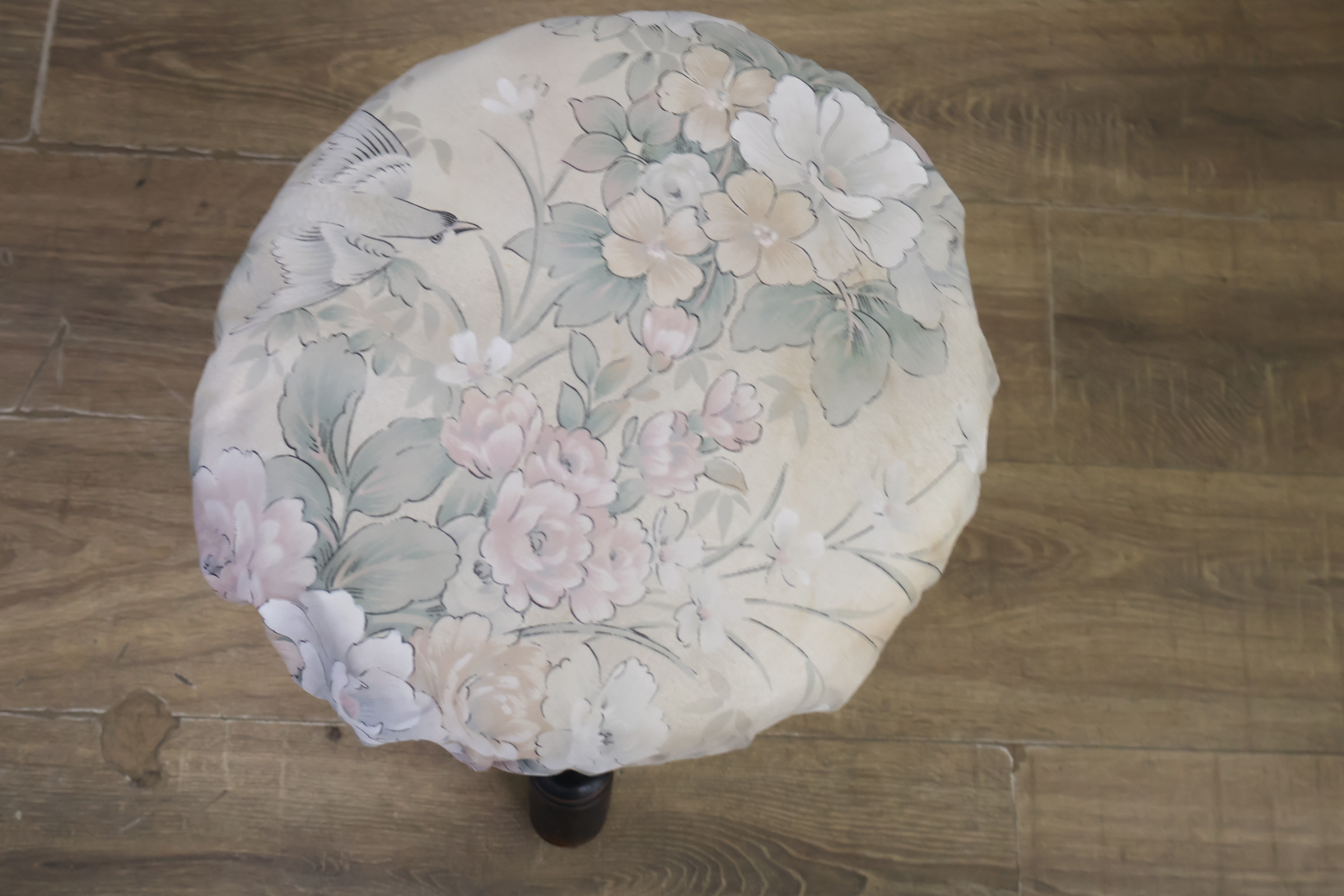 Vintage Houten kruk met bekleed zitkussen – foto 7 – kavel bij GSD Auctions, Zoeterwoude