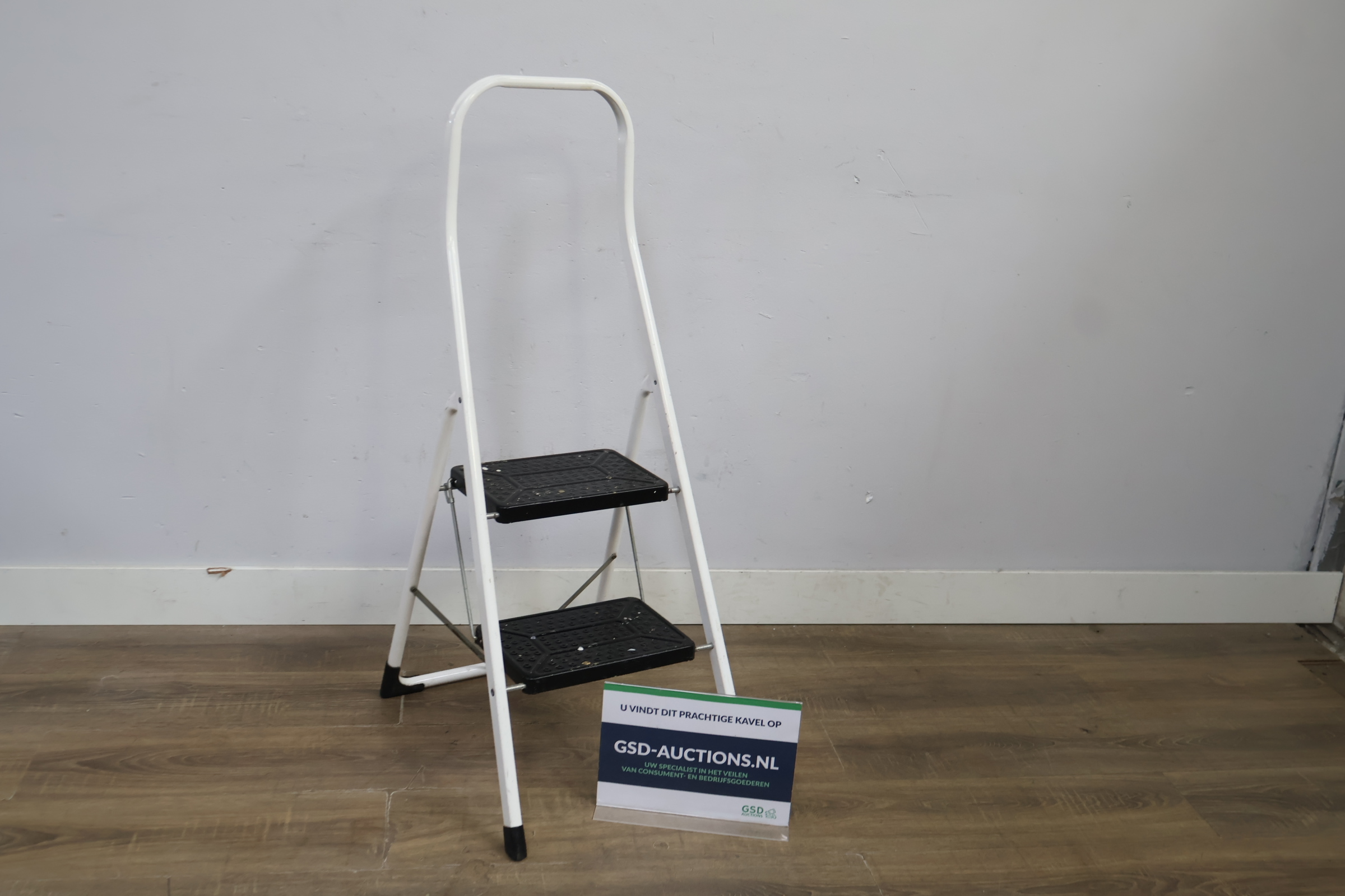 Metalen huishoudtrap met 2 treden – foto 2 – kavel bij GSD Auctions, Zoeterwoude