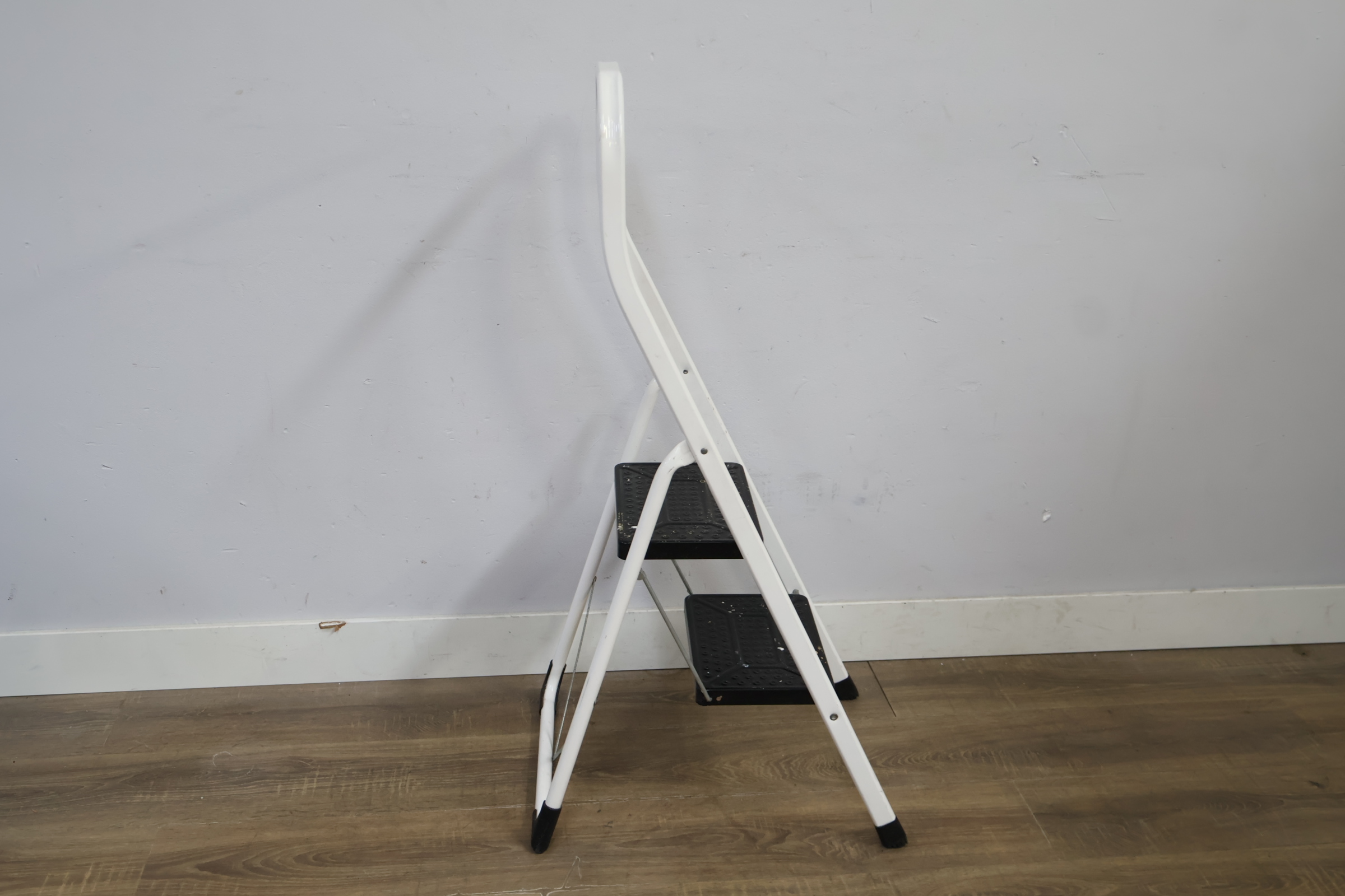 Metalen huishoudtrap met 2 treden – foto 4 – kavel bij GSD Auctions, Zoeterwoude
